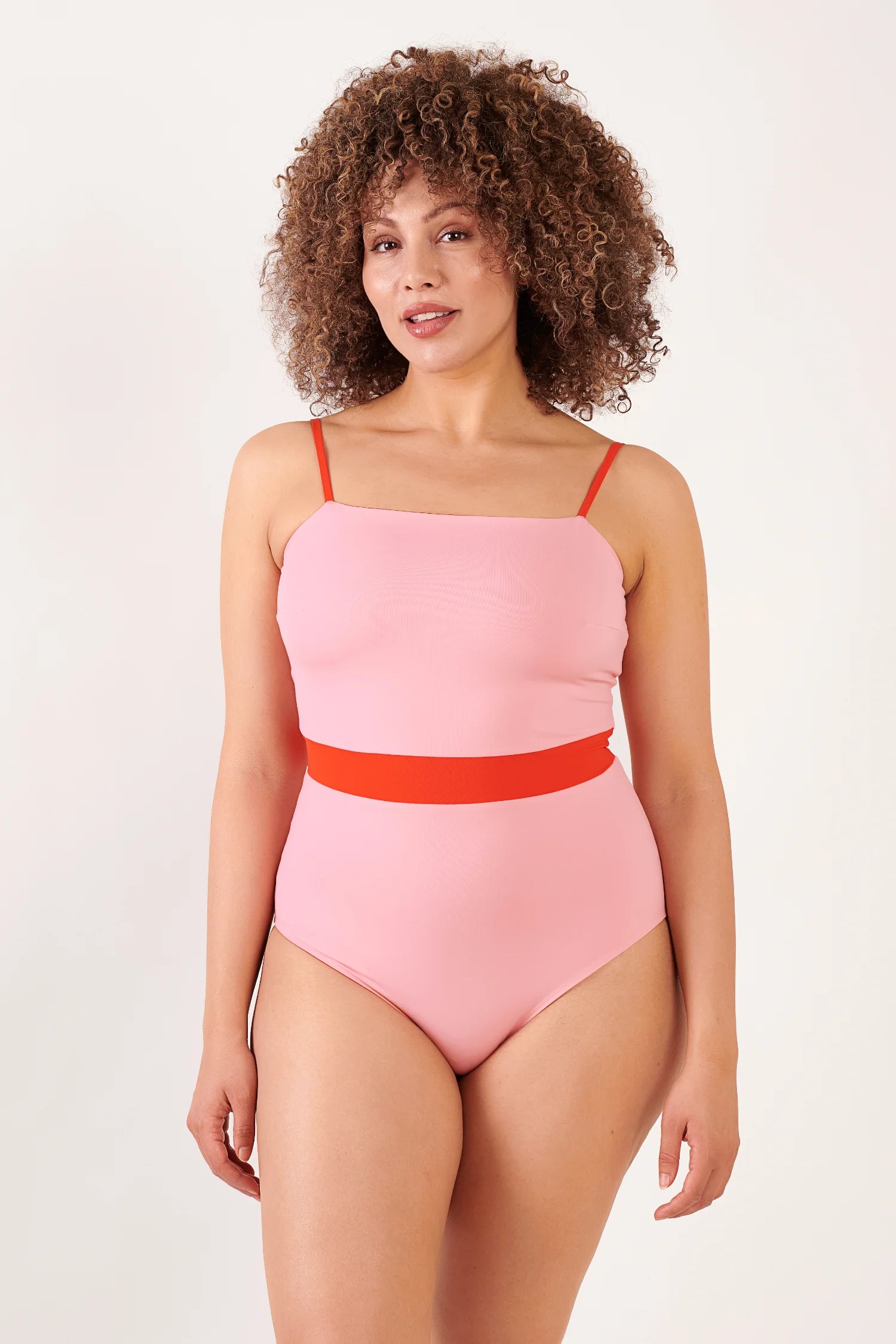 MYMARINI One-Piece, pink, Spaghettiträger, gerades Oberteil mit rotem Taillenband.#color_poppy-macaron