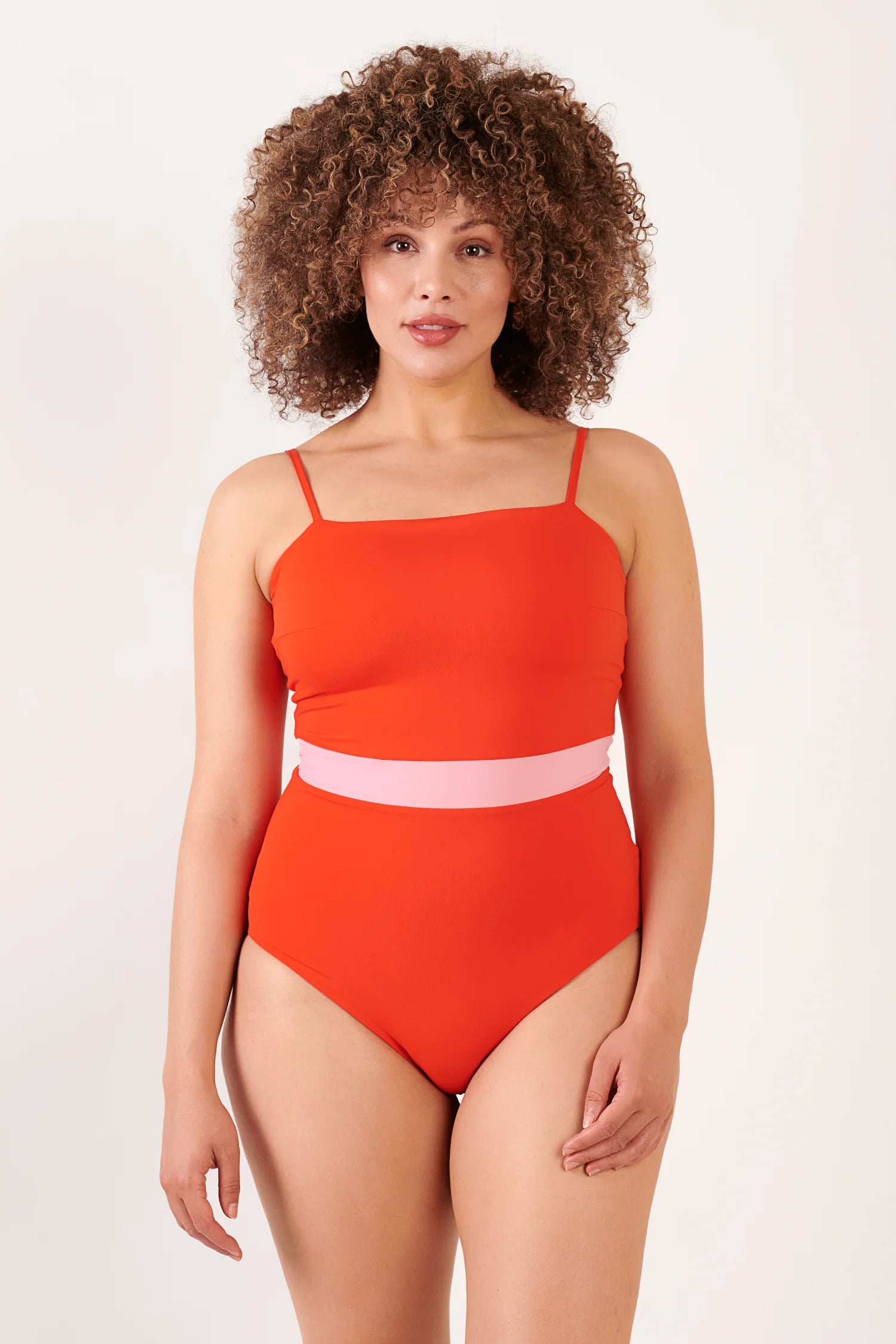 MYMARINI One-Piece-Badeanzug in Rot mit dünnen Trägern und rosa Taillenband; gerade Haltung vor hellem Hintergrund.#color_poppy-macaron