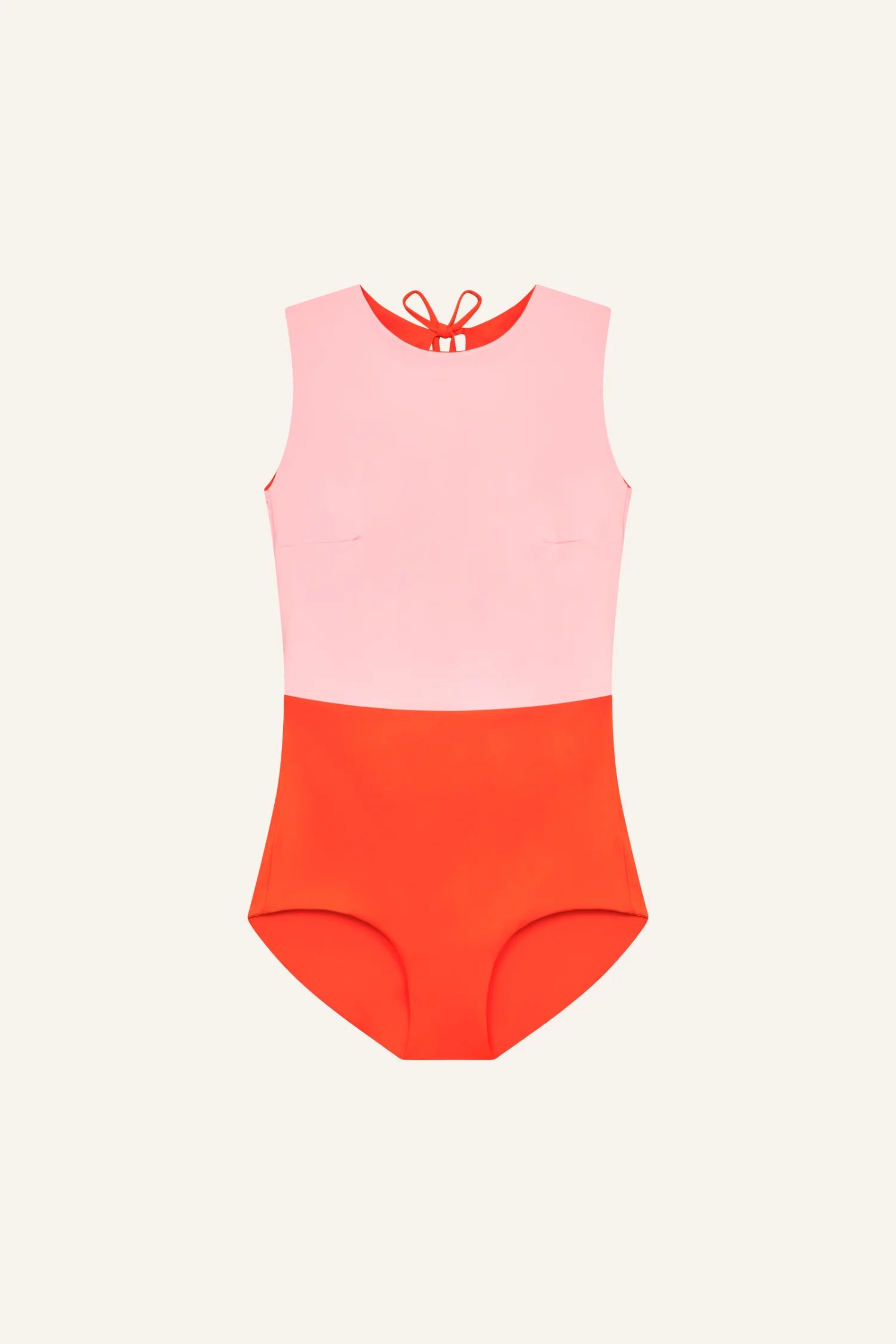 MYMARINI einteiliger Badeanzug, rosa Oberteil und orangefarbener Unterteil, Rundhals mit rotem Band im Nacken, Rückenverschluss.#color_poppy-macaron