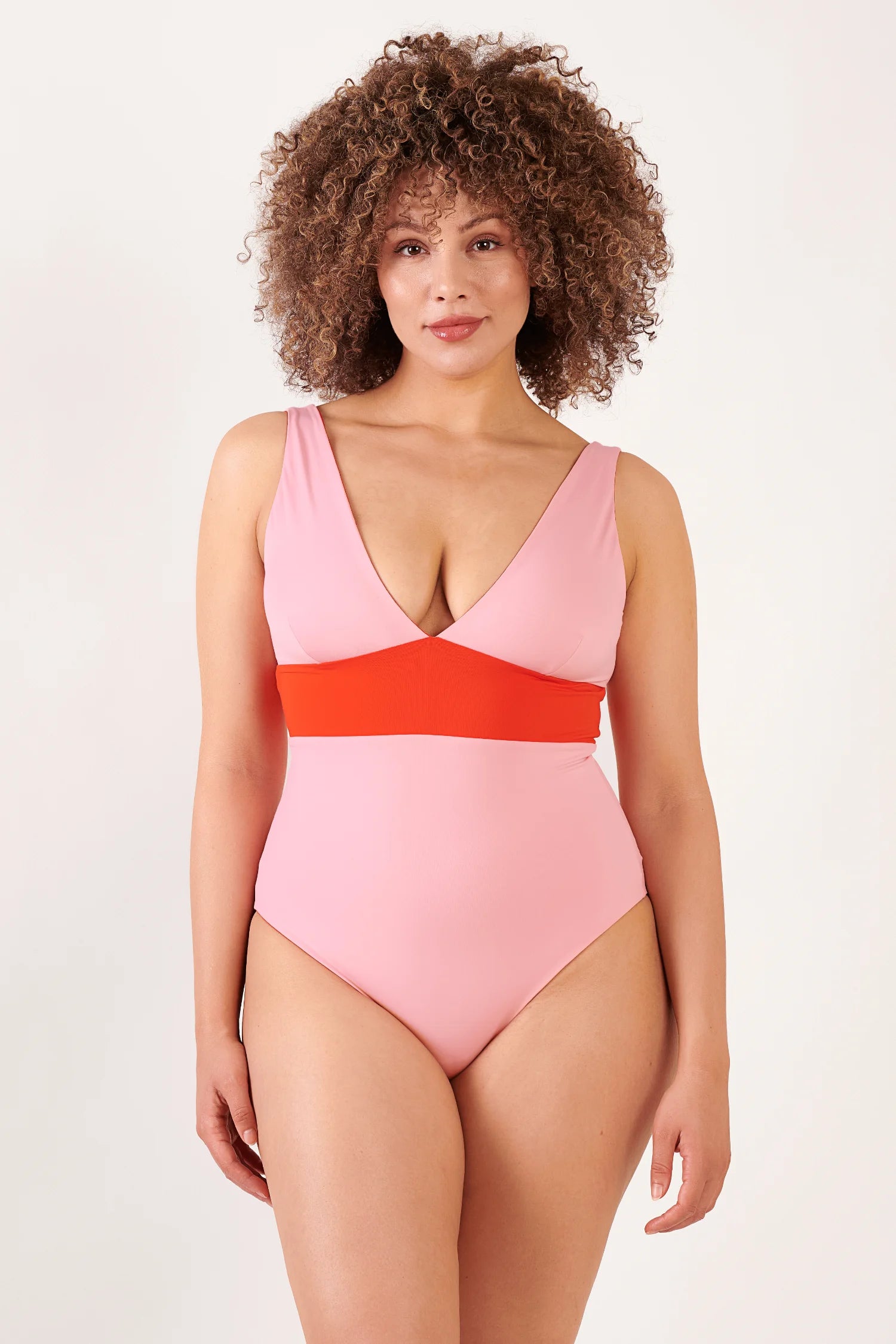 MYMARINI One-Piece, pinker Badeanzug mit breiten Trägern, V-Ausschnitt und orangeem Band unter der Brust.#color_poppy-macaron