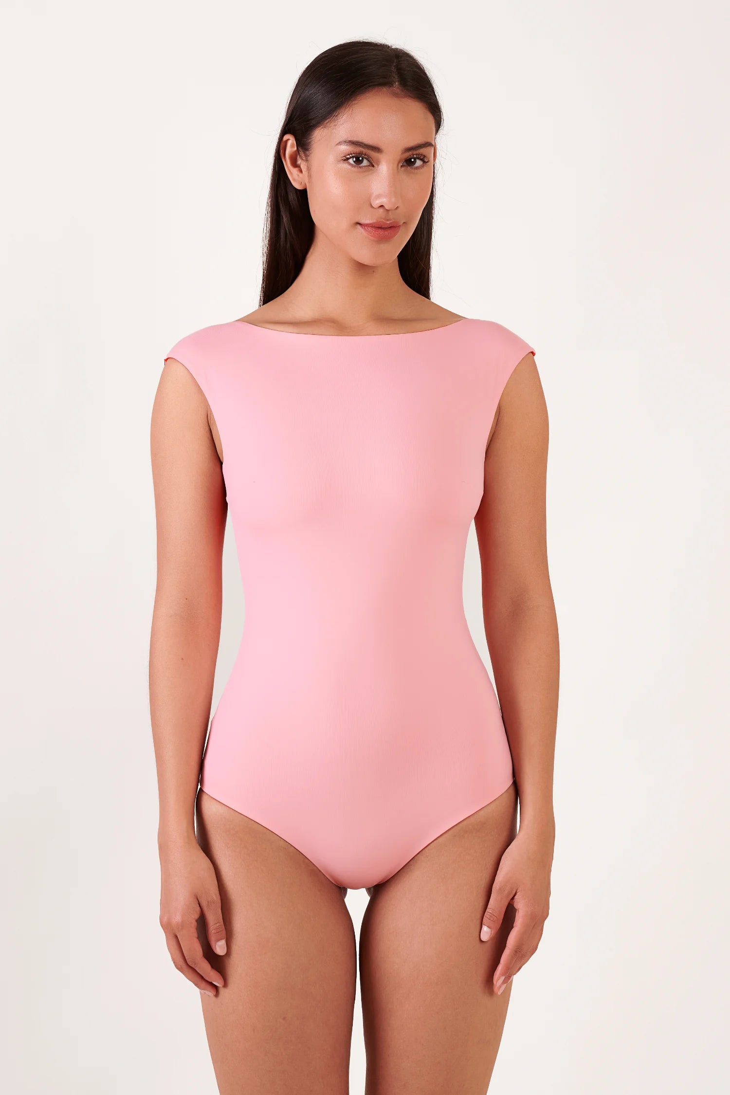 MYMARINI einteiliger Badeanzug in Rosa, frontale Modelaufnahme, schlichter Schnitt mit hoch geschlossenem Halsbereich.#color_poppy-macaron