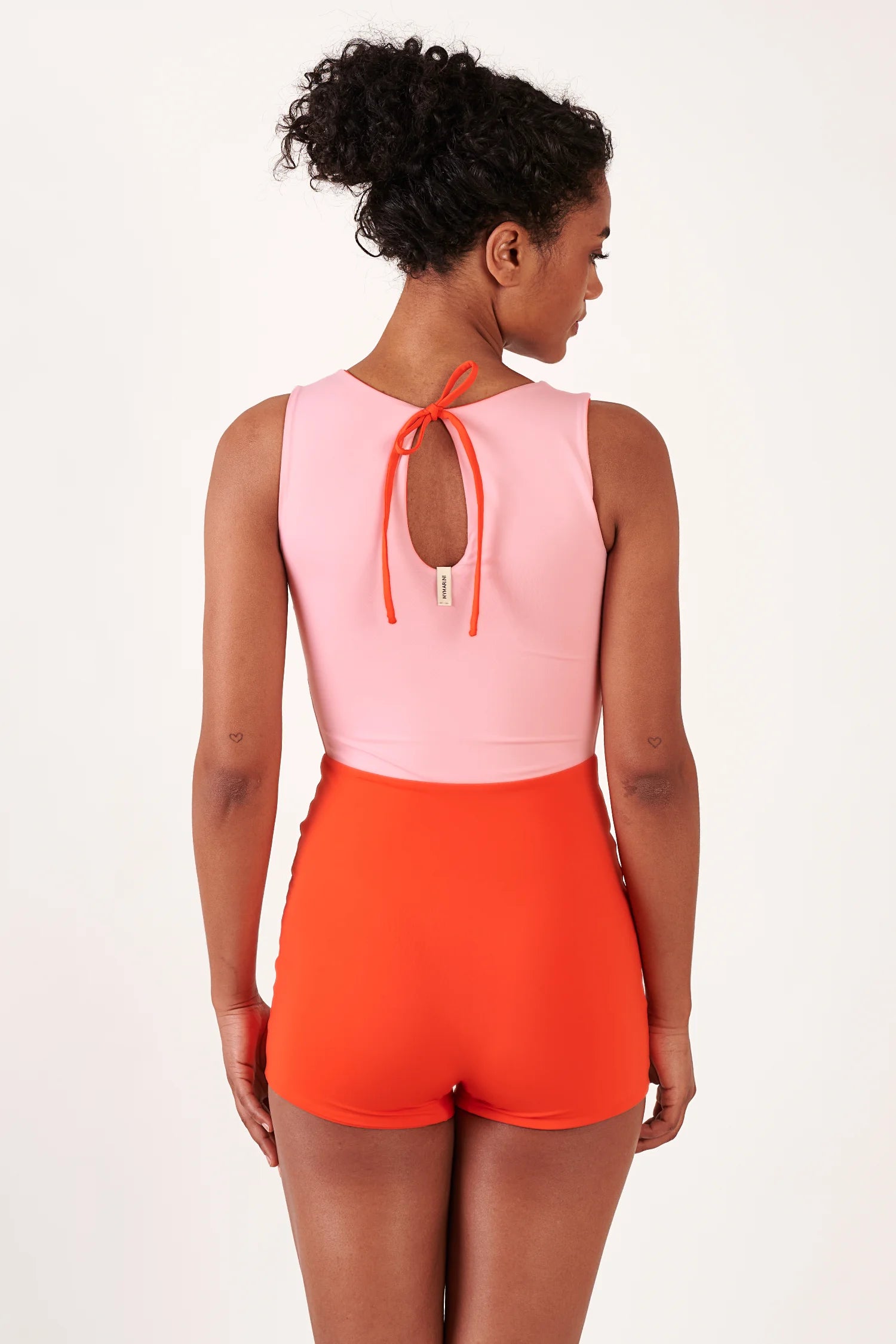 MYMARINI Bikini-Top in Pink mit Rückenknoten und breiten Trägern; orange Bikini-Hose mit hohem Taillenschnitt – Rückenansicht.#color_poppy-macaron