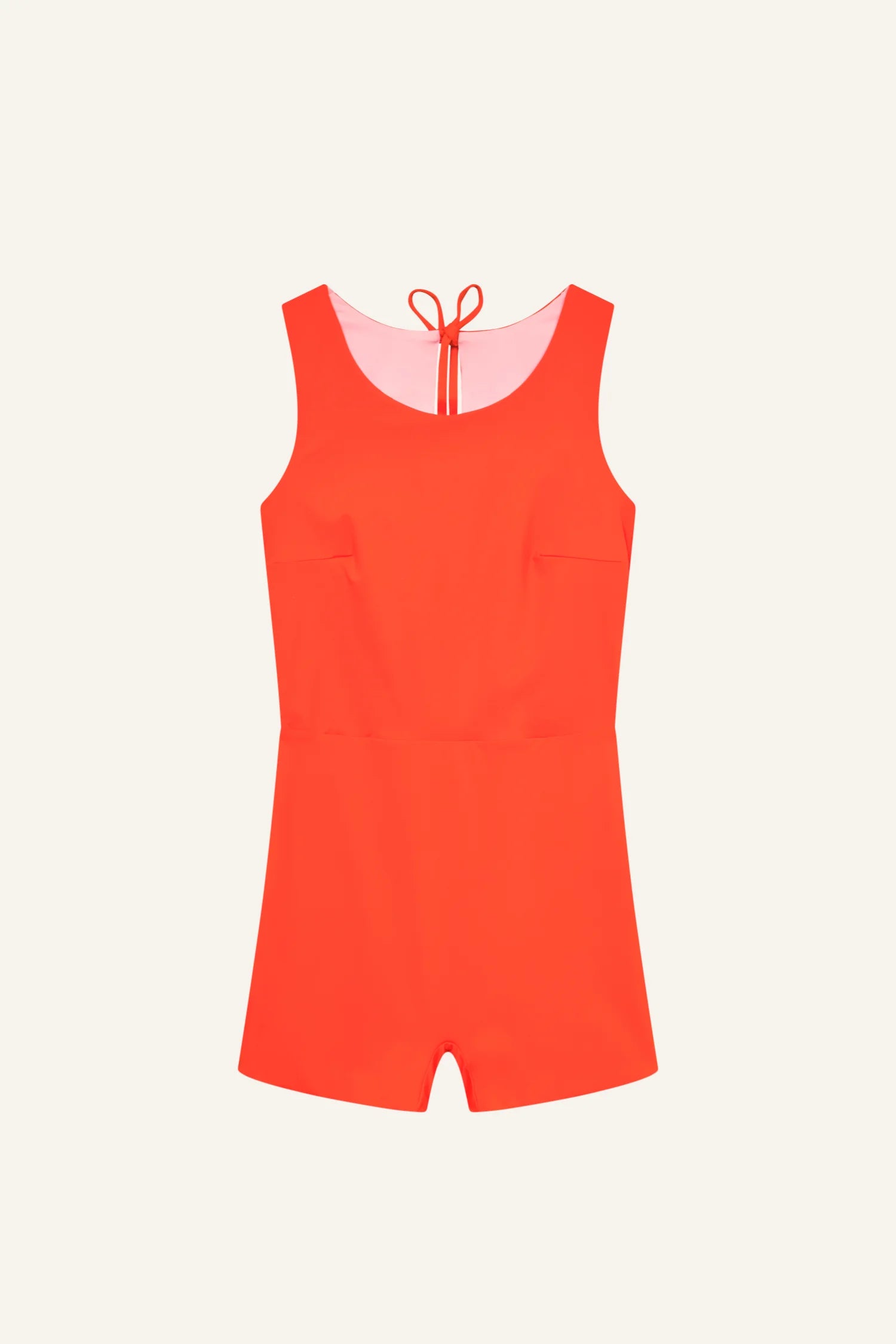 MYMARINI One-Piece in leuchtendem Orange mit breiten Trägern, kurzer Shorts-Schnitt, Rückenbindung sichtbar, pinkes Futter.#color_poppy-macaron