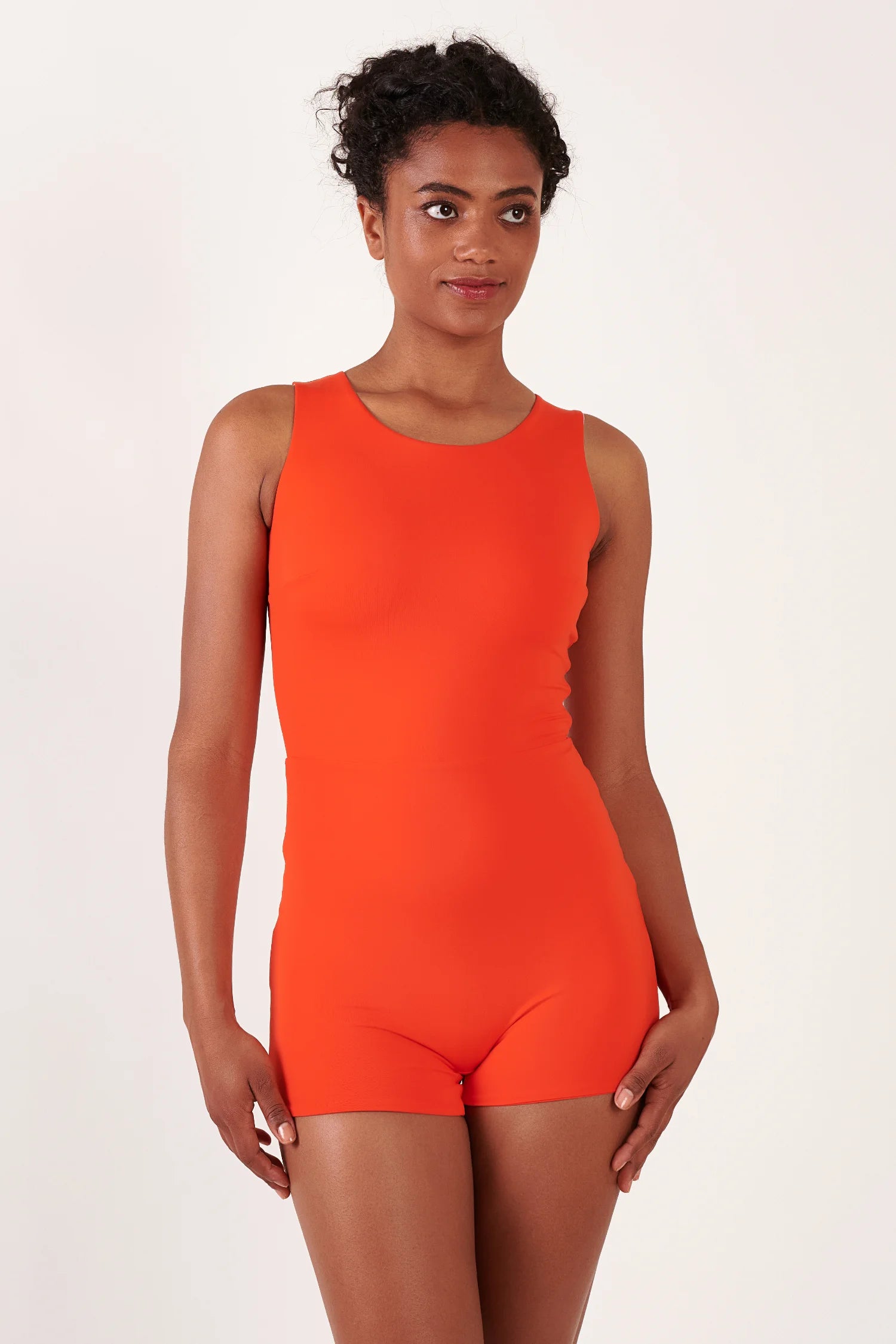 MYMARINI One-Piece Badeanzug in Orange, Rundhalsausschnitt, breite Träger; figurbetonte Passform, frontale Ansicht.#color_poppy-macaron