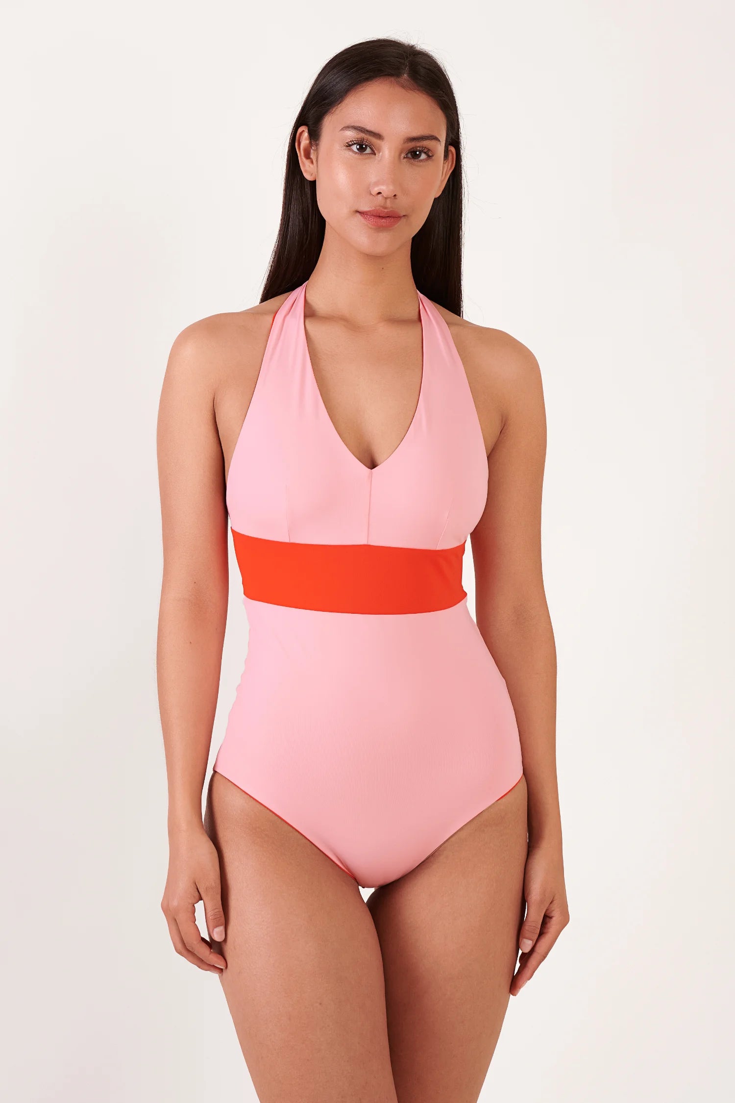 MYMARINI One‑Piece-Badeanzug in Rosa mit breitem orangefarbenem Taillenband, Halter-Halsband und V-Ausschnitt.#color_poppy-macaron