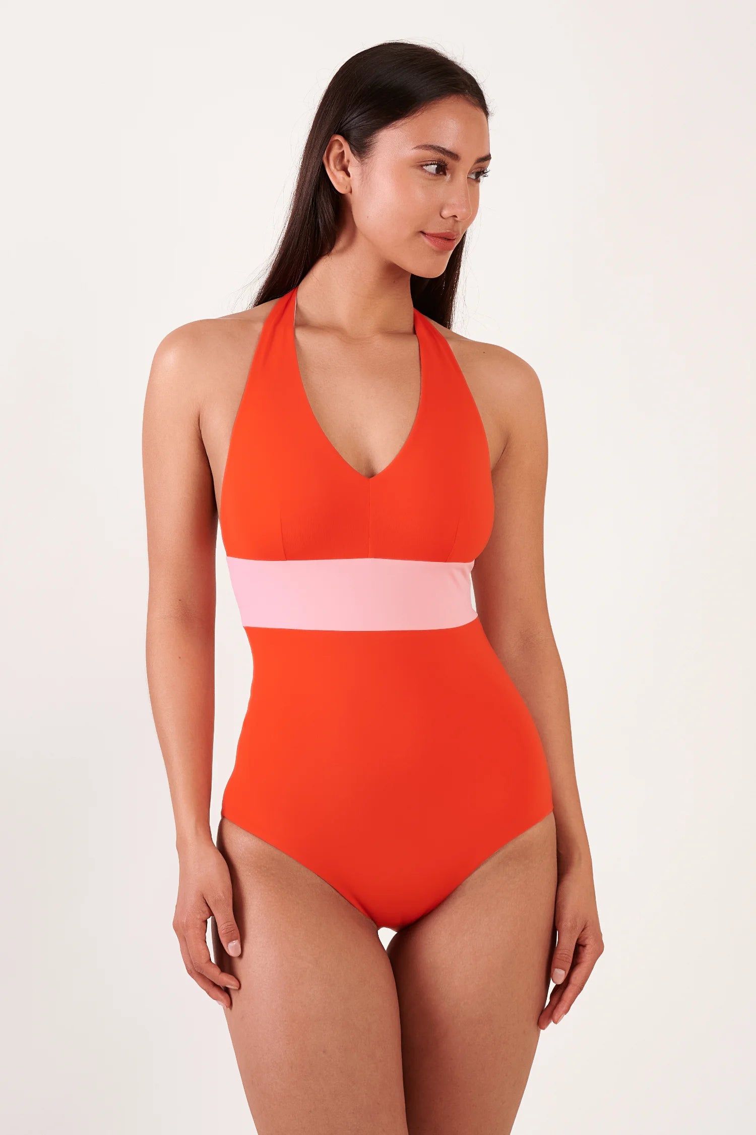 MYMARINI One-Piece-Badeanzug: oranger Badeanzug mit breiter rosa Taillenband, Neckholder-Schnitt.#color_poppy-macaron