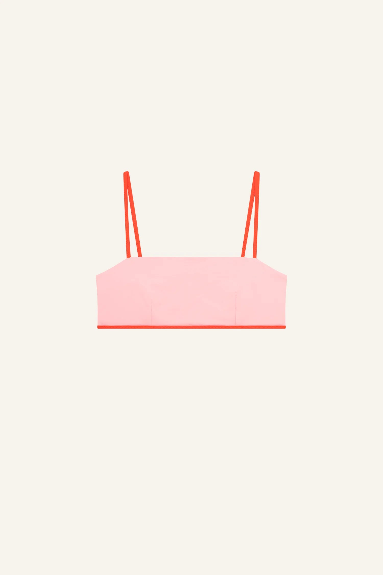 MYMARINI Bikini-Top in Pink, Bandeau-Schnitt mit roten Doppelträgern, glatte Vorderseite, klare Farbakzente.#color_poppy-macaron