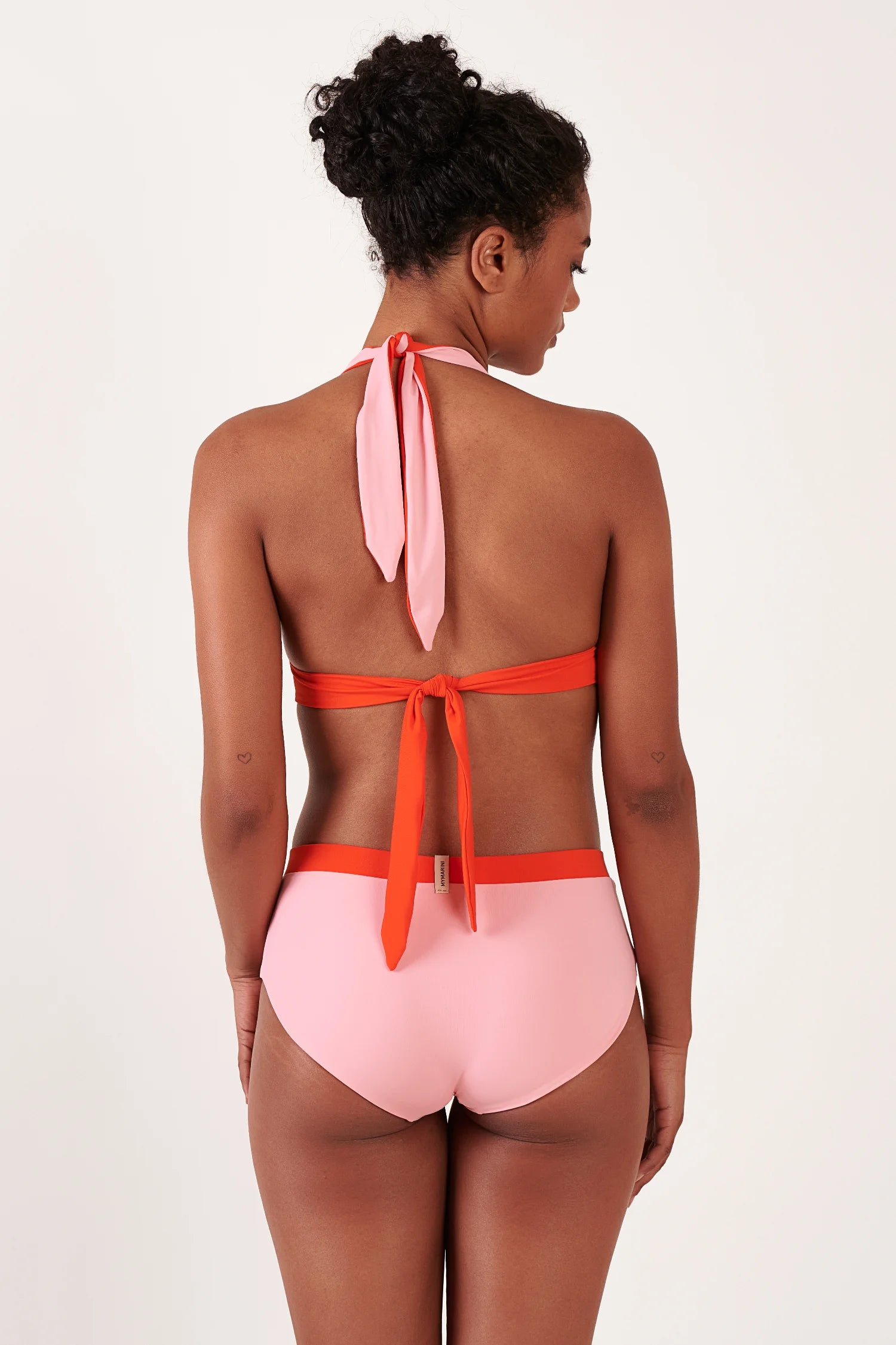 MYMARINI Bikini-Set, Rückenansicht: pinke Mid Rise Bikinihose mit orangeem Bund, Neckholder-Oberteil mit Bandverschluss.#color_poppy-macaron