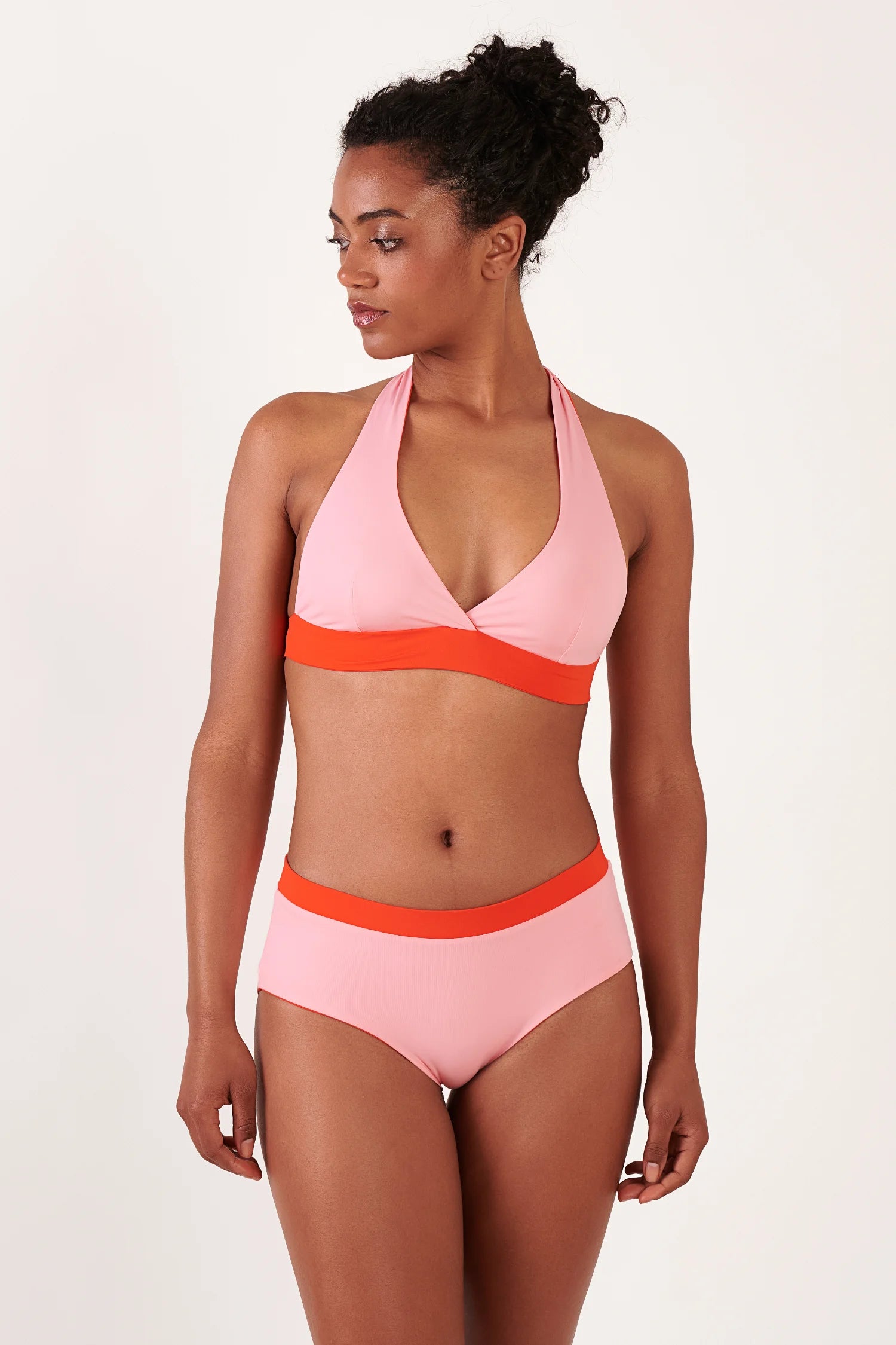 MYMARINI Bikini-Set: Neckholder-Bikinitop in Hellrosa und Hochbund-Bikinihose mit orangefarbenem Taillenband.#color_poppy-macaron