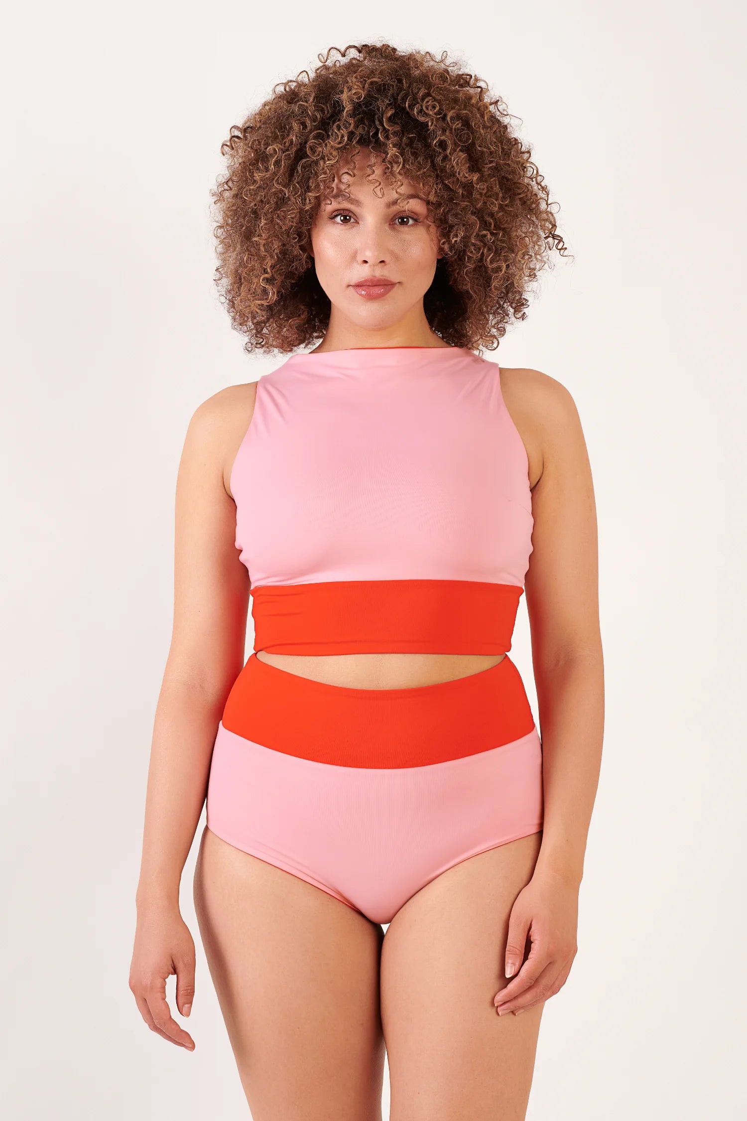 MYMARINI Bikini-Set: Bikinitop rosa mit breiten Trägern und orangefarbenem Band; Bikinihose rosa mit hohem Bund.#color_poppy-macaron