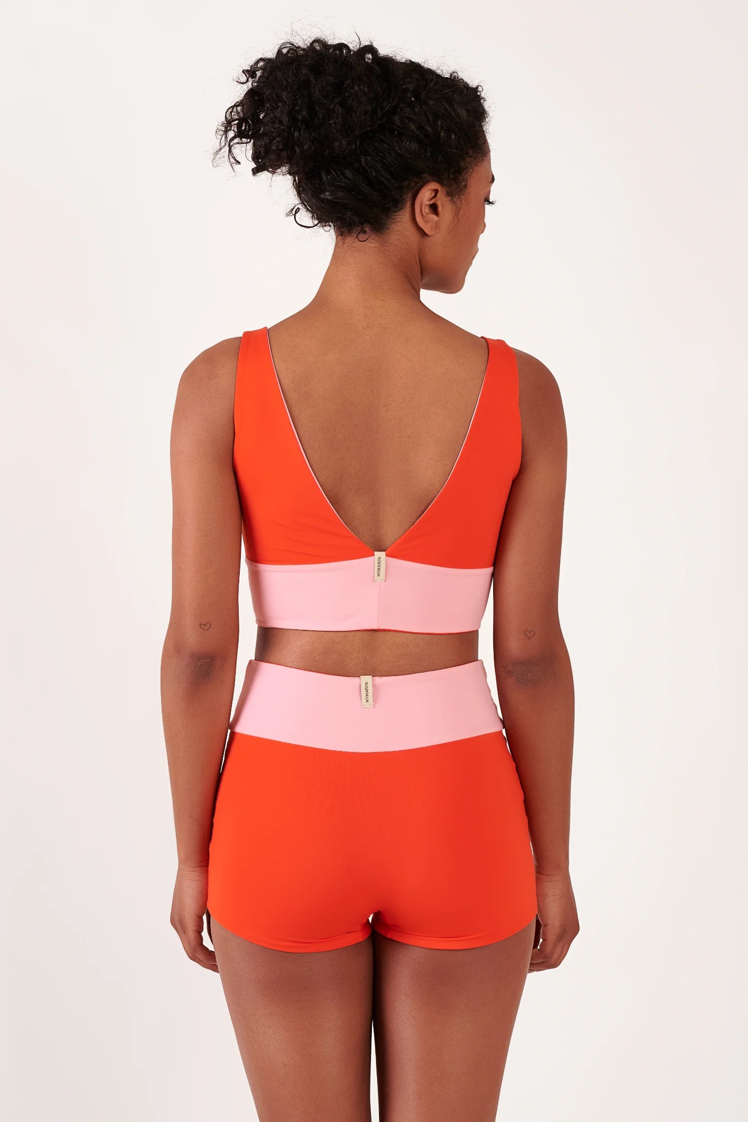 MYMARINI Bikini-Top und Bikini-Hose, Rückenansicht: orange Oberteil mit tiefem Rücken, pinkfarbene Hose mit hoher Taille.#color_poppy-macaron