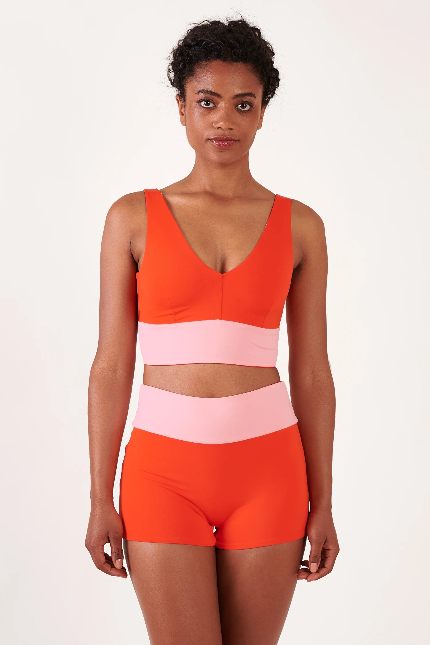 MYMARINI Bikini-Top mit V-Ausschnitt und hochgeschnittene Bikini-Hose in Orange und Rosa (farbblockiert).#color_poppy-macaron