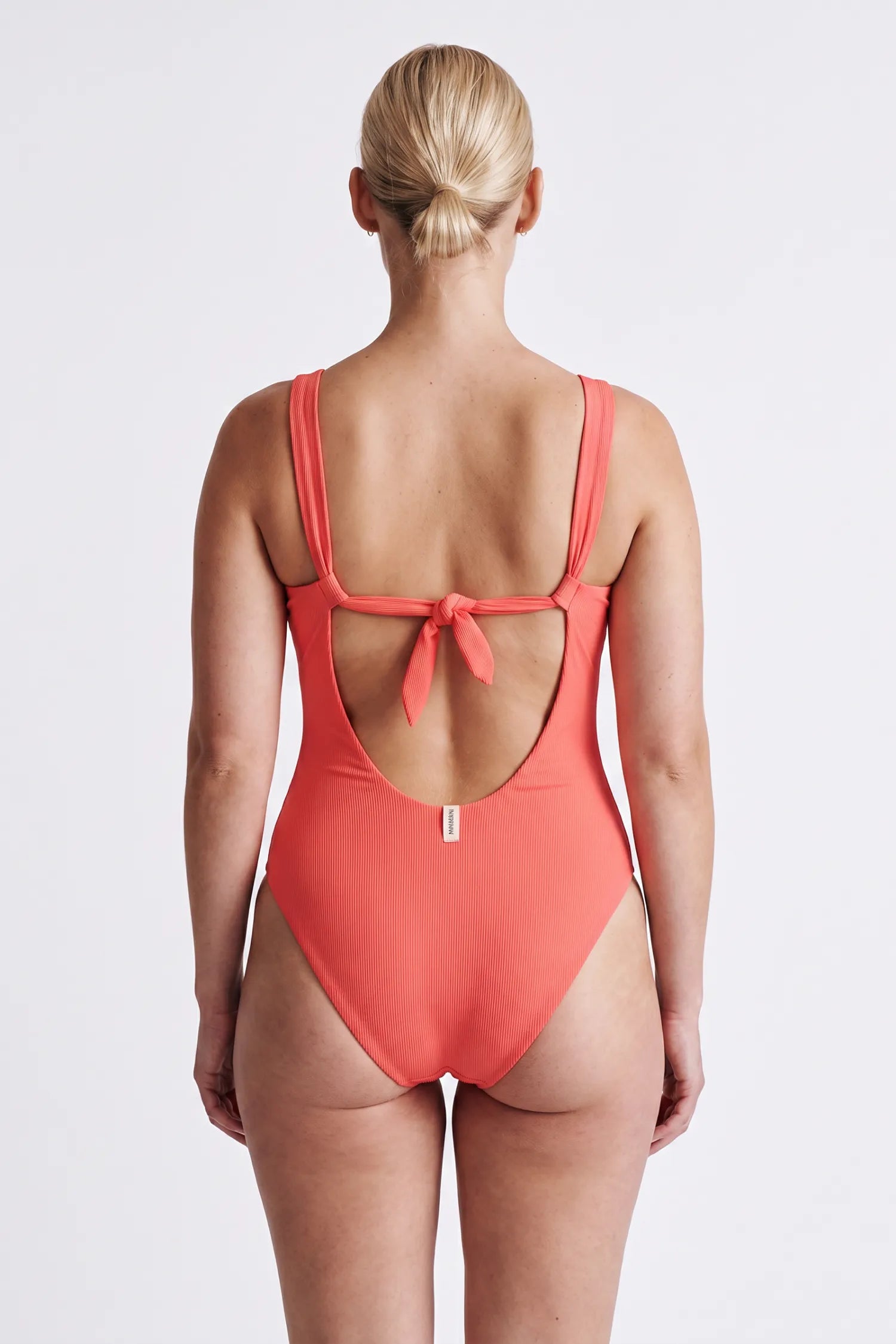 KI-generiert, Rückansicht MYMARINI BOW SUIT Badeanzug in sorbet, tiefer Rückenausschnitt mit Schleife#color_sorbet