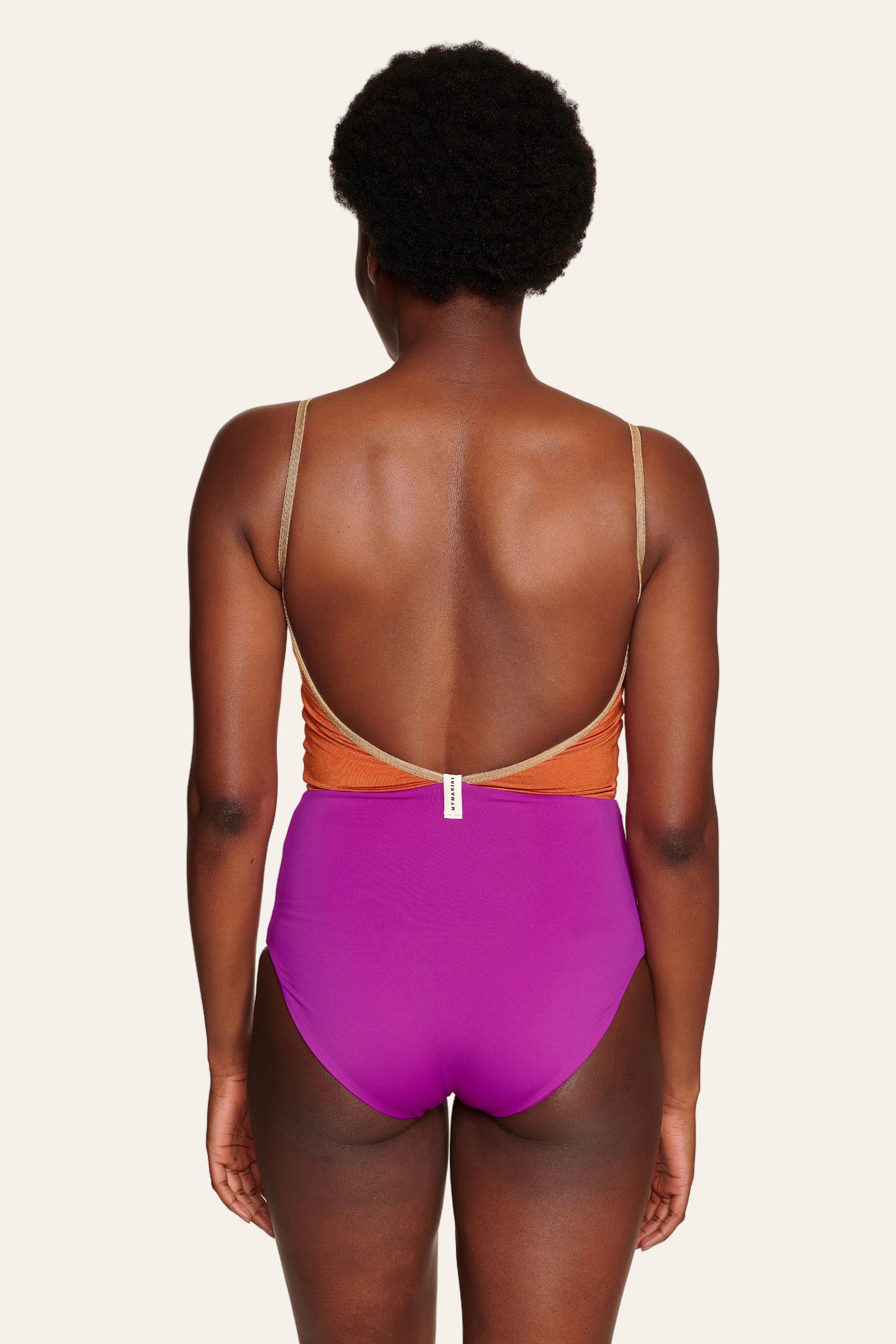 Rückansicht eines MYMARINI Badeanzugs mit tiefem Rückenausschnitt und Spaghettiträgern in Orange und Lila.#color_papaya-cassis