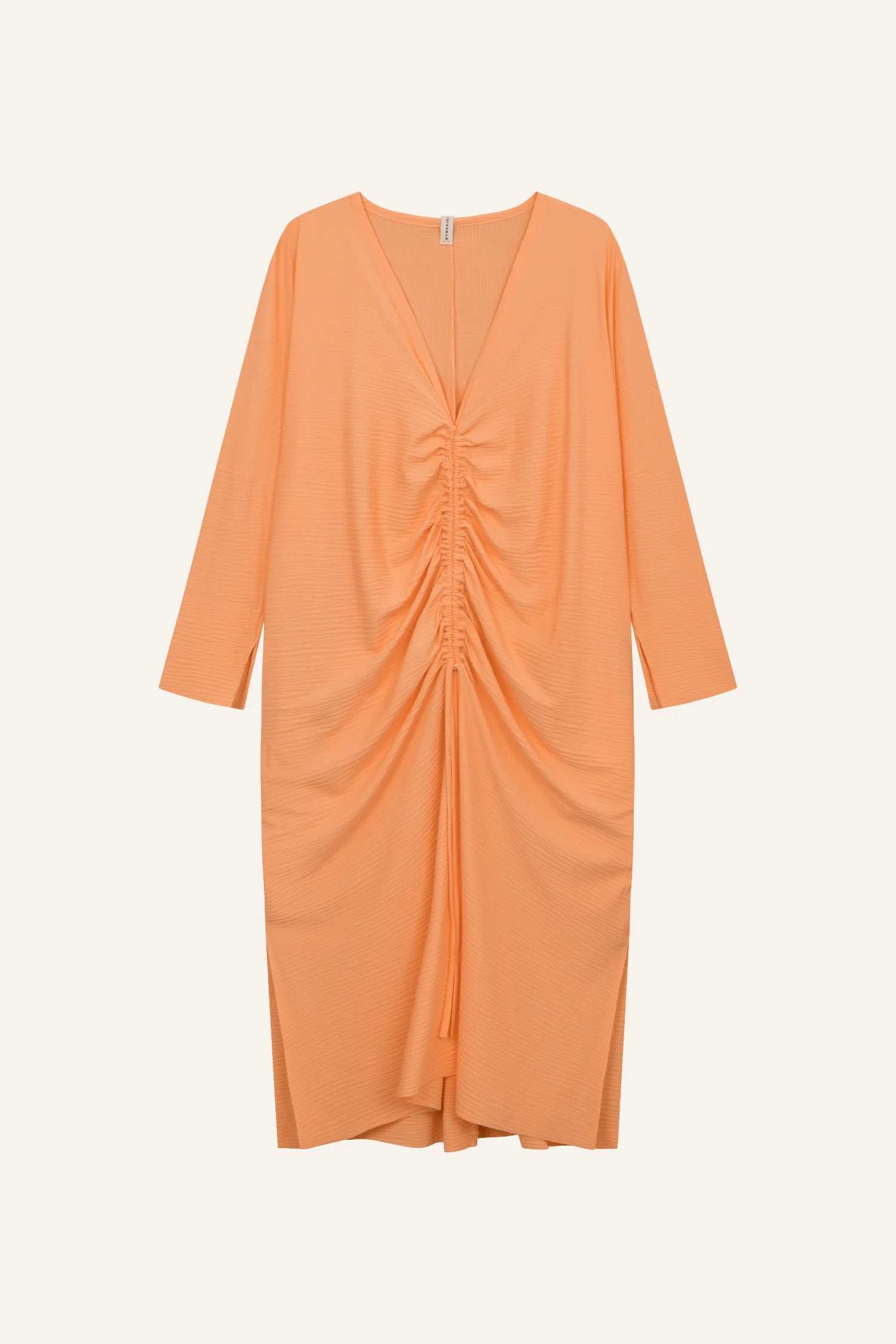 Langes, orangefarbenes MYMARINI-Kleid mit V-Ausschnitt und geraffter Vorderseite, dreiviertellange Ärmel.#color_peach
