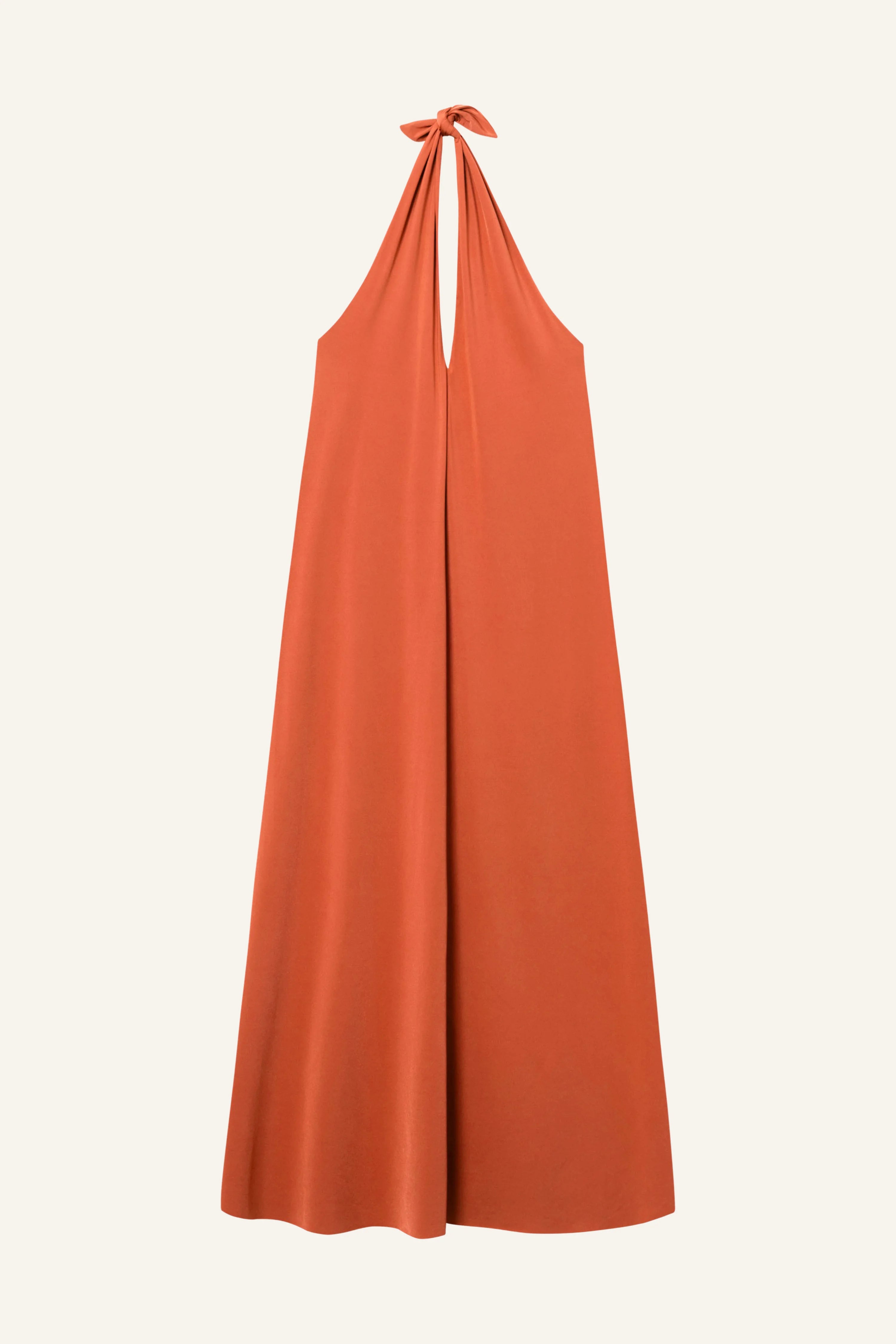 Elegantes, orangefarbenes MYMARINI Neckholder-Kleid mit tiefem V-Ausschnitt vor hellem Hintergrund.#color_papaya
