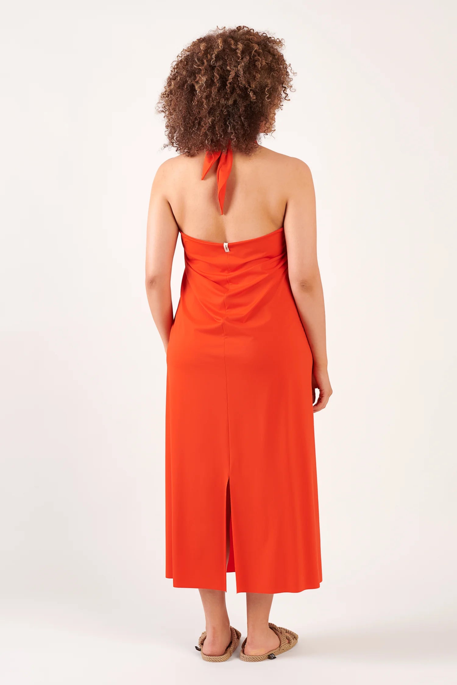 MYMARINI Kleid, Neckholder, roter Midi-Kleid, Rückenansicht, haltergebundene Rückenpartie, leichter Stoff, geeignet für Strand-Outfits.#color_poppy