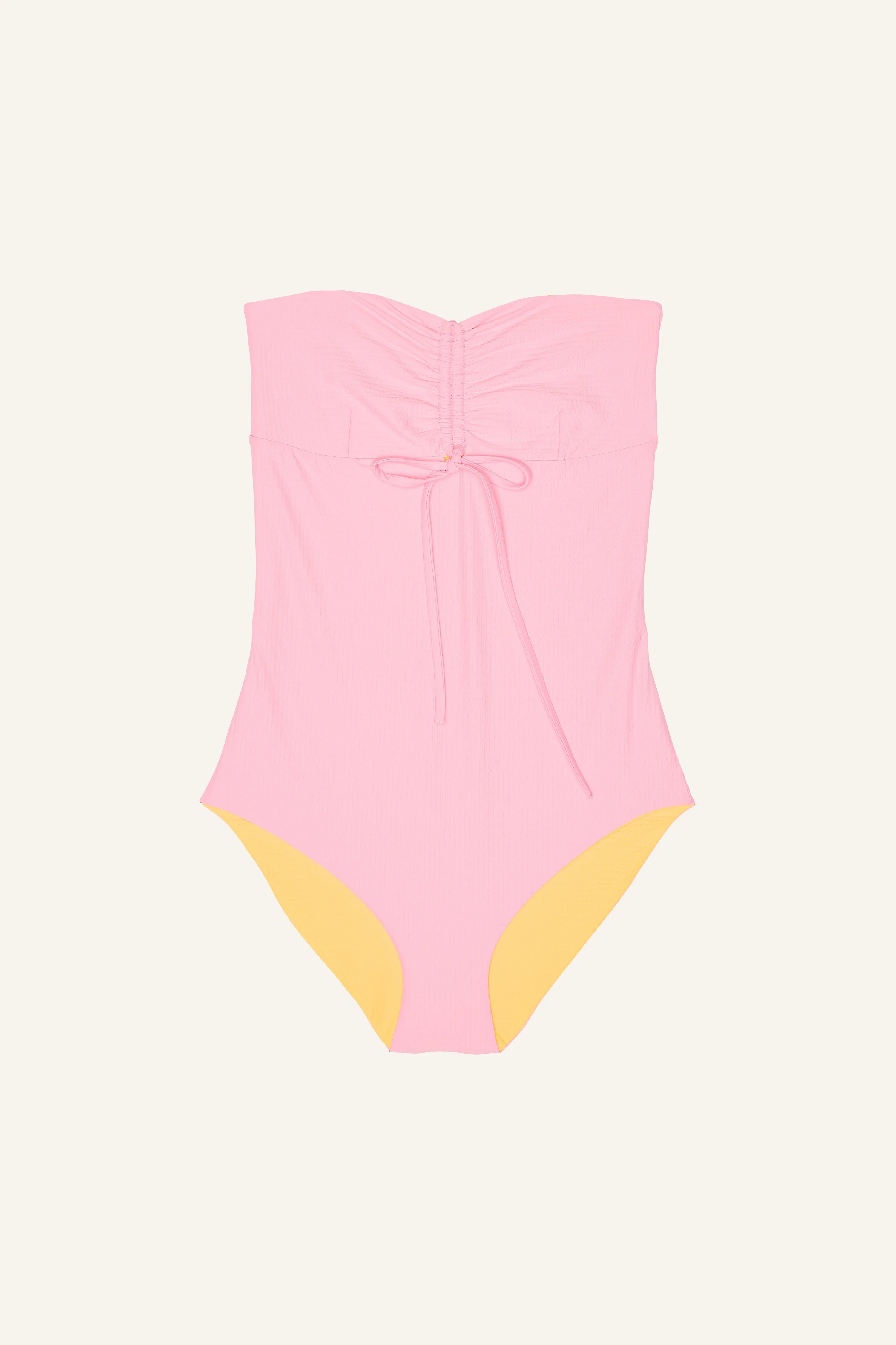 MYMARINI One-Piece in Rosa mit Bandeau-Schnitt und hohem Beinausschnitt, gelbe Details an den Beinen.#color_vanilla-marshmallow