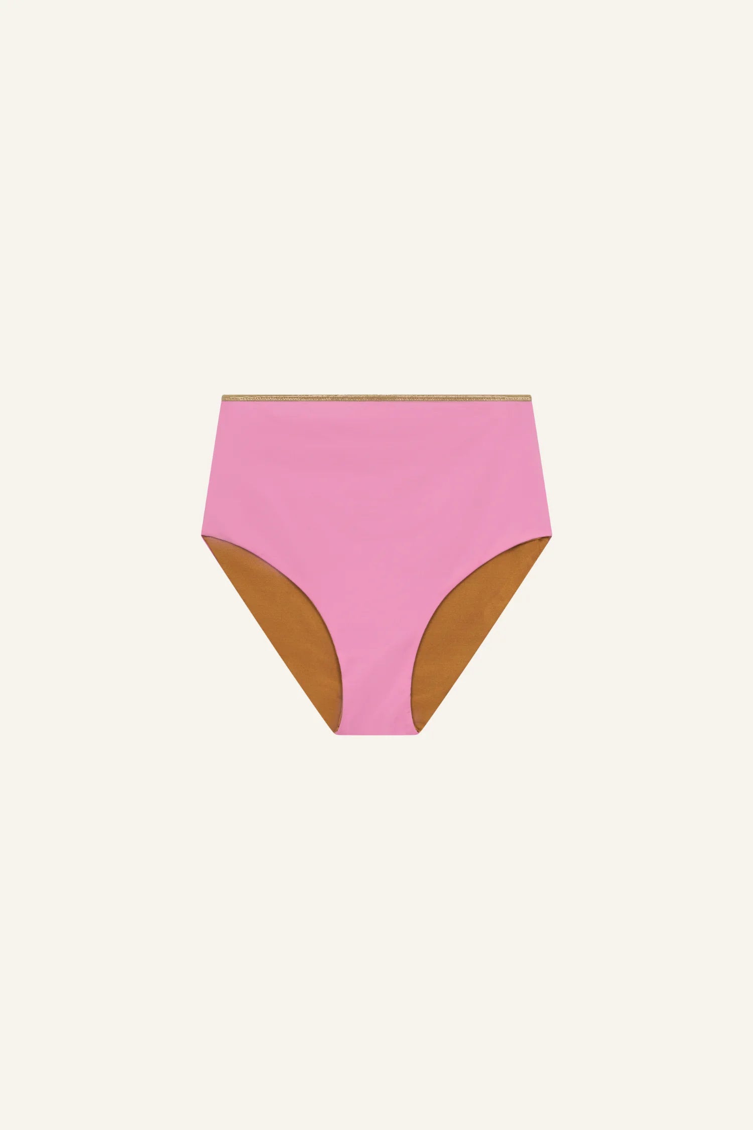 MYMARINI Bikinihose in Rosa mit hohem Beinausschnitt und goldfarbenem Bund auf cremefarbenem Hintergrund.#color_bronze-orchid