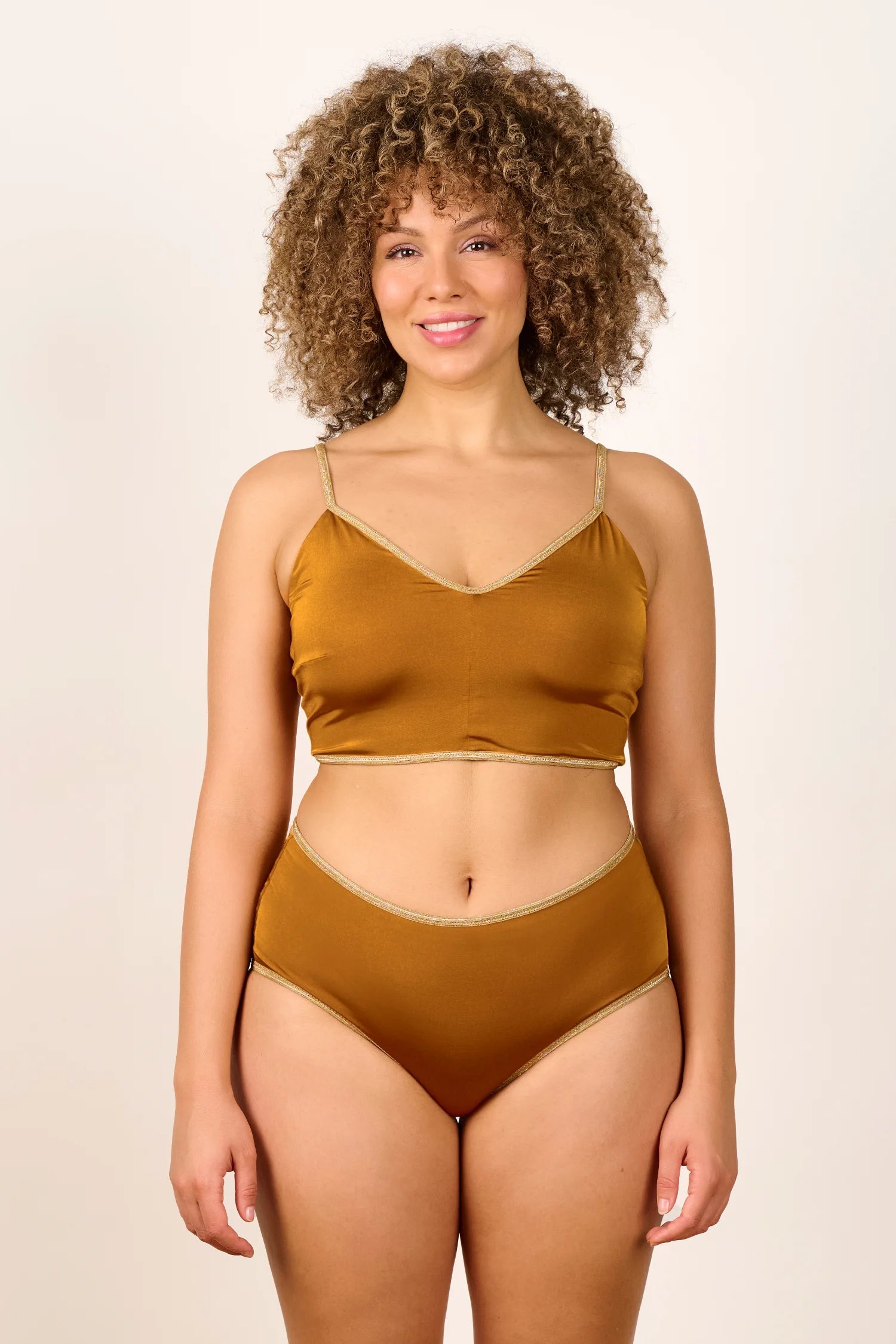 Frau trägt MYMARINI Bikini mit V-Ausschnitt und breiten Trägern in Braun.#color_bronze-orchid