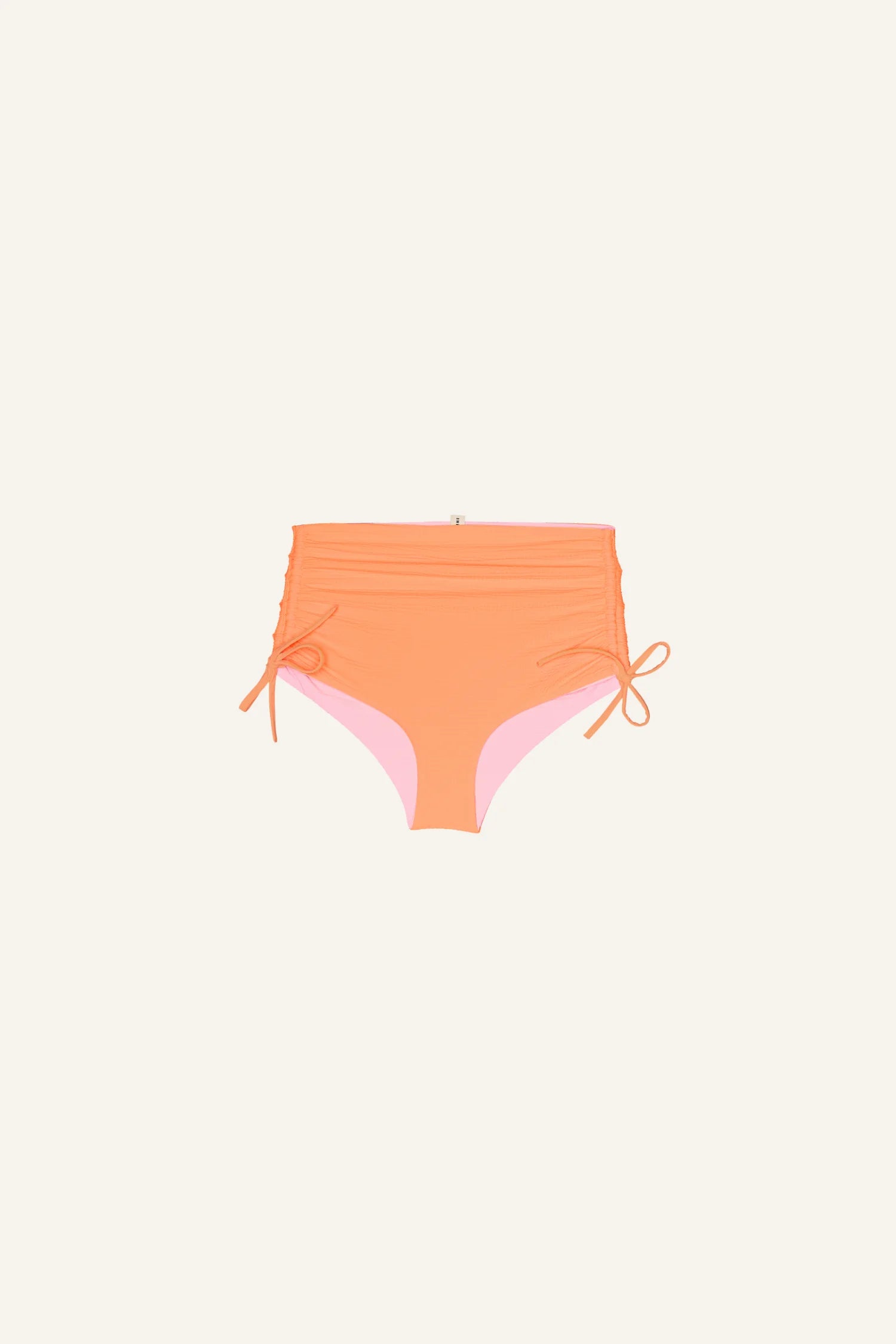 MYMARINI Bikinihose in Orange und Rosa, High waist, mit seitlichen Bändern auf hellem Hintergrund.#color_marshmallow-peach