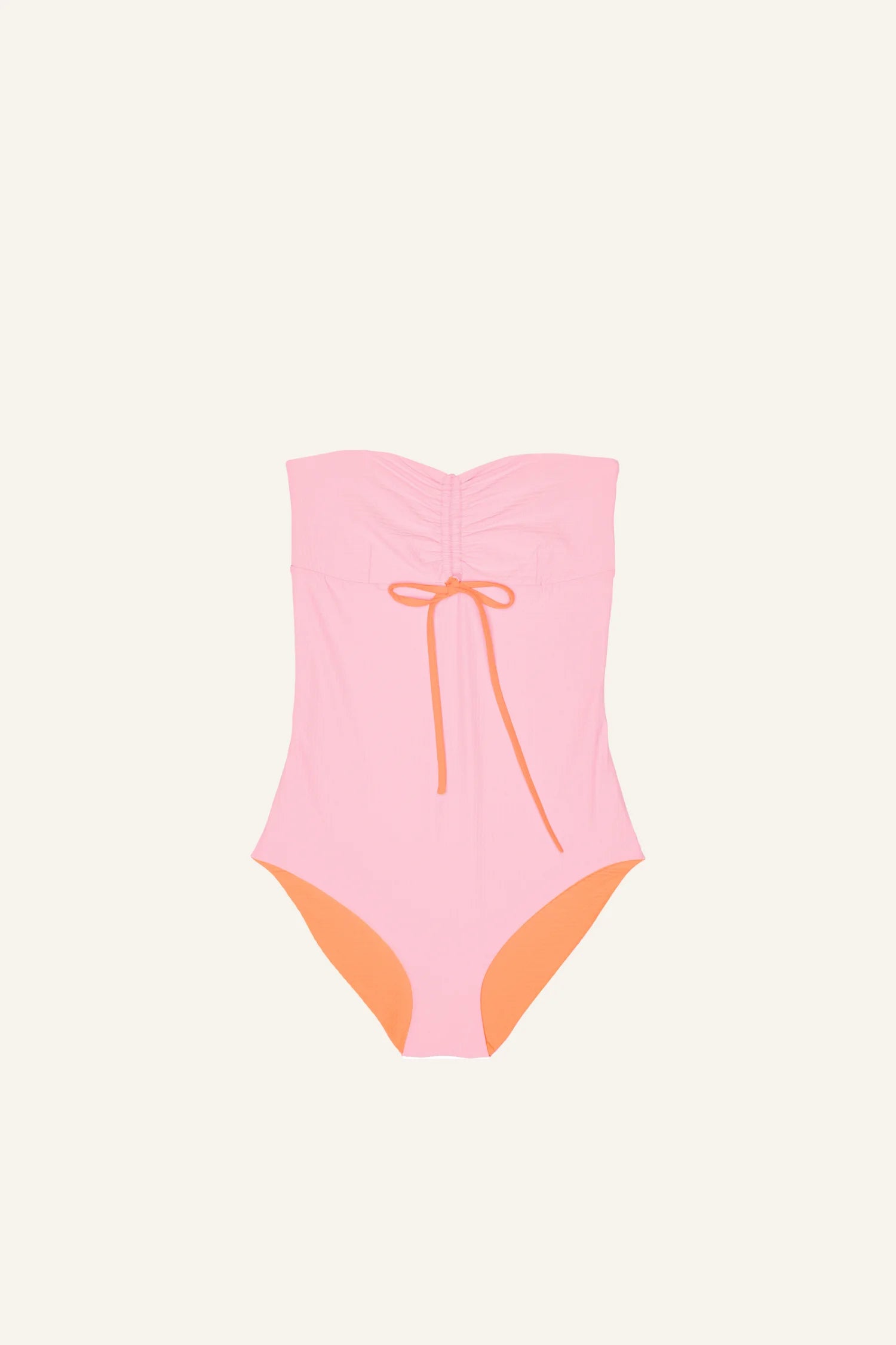 MYMARINI One-Piece in Rosa mit Bandeau-Schnitt und Kordelzug, hoher Beinausschnitt, auf hellem Hintergrund.#color_marshmallow-peach