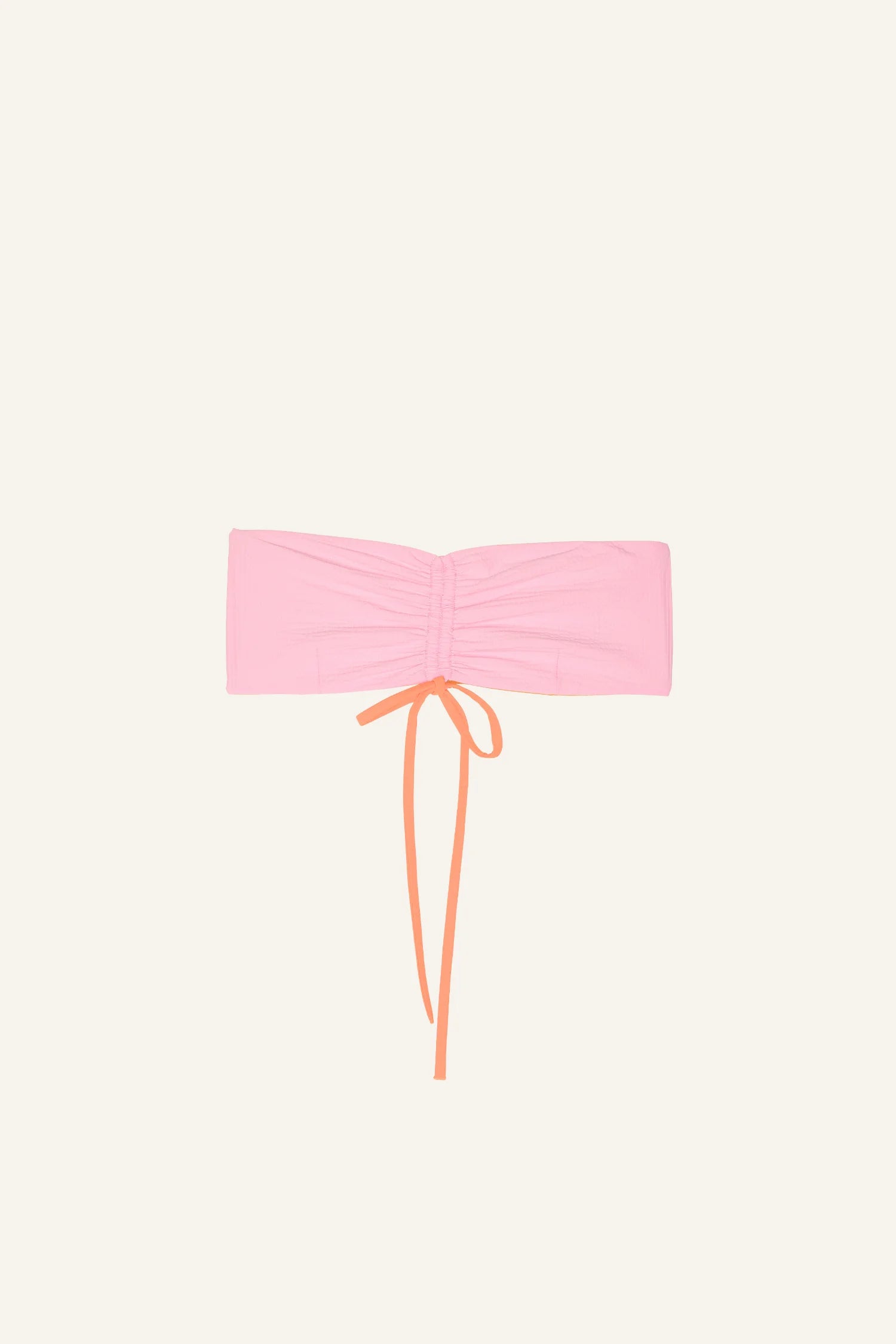 MYMARINI Bikinitop in Rosa mit Bandeau-Schnitt und orangefarbenen Bändern vor hellem Hintergrund.#color_marshmallow-peach