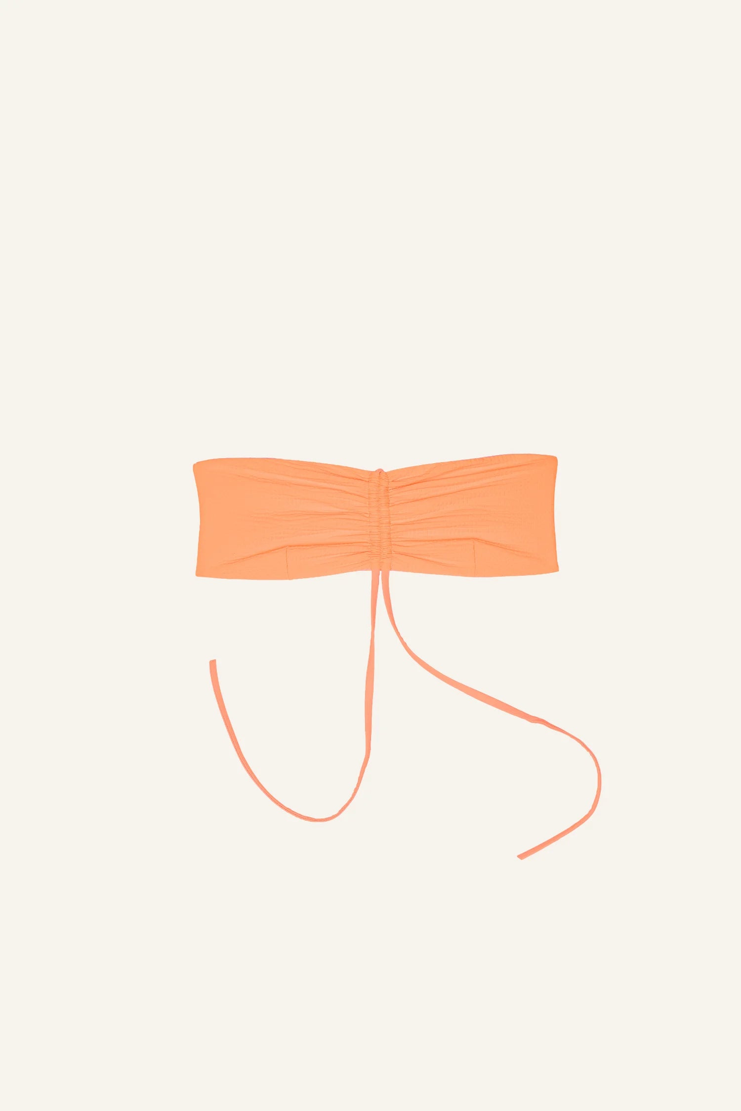 Orangefarbenes MYMARINI Bikinitop im Bandeau-Schnitt mit Schnürung auf hellem Hintergrund.#color_marshmallow-peach