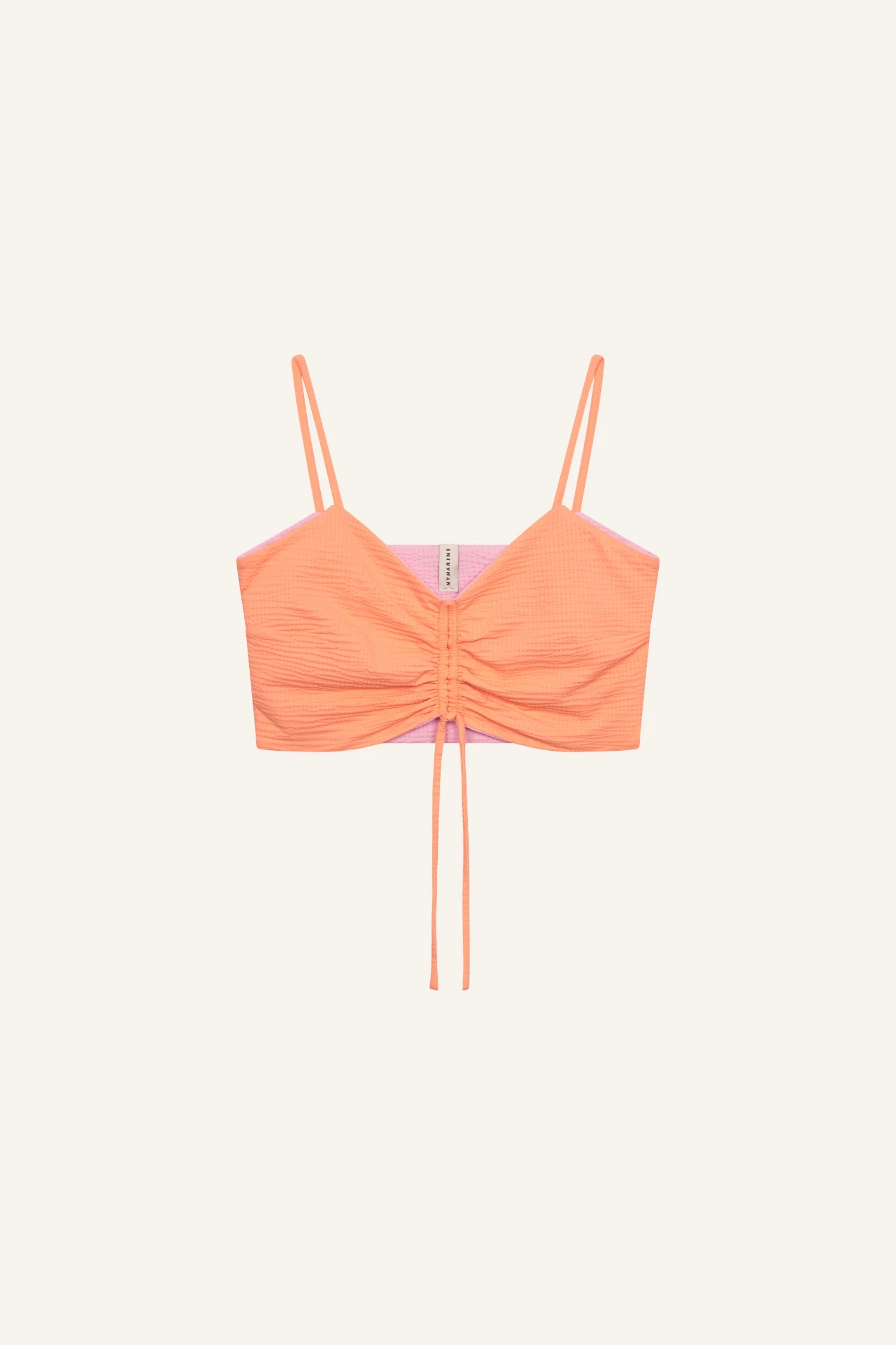MYMARINI Bikinitop in Orange mit Spaghettiträgern und Raffung vorne, vor hellem Hintergrund.#color_marshmallow-peach