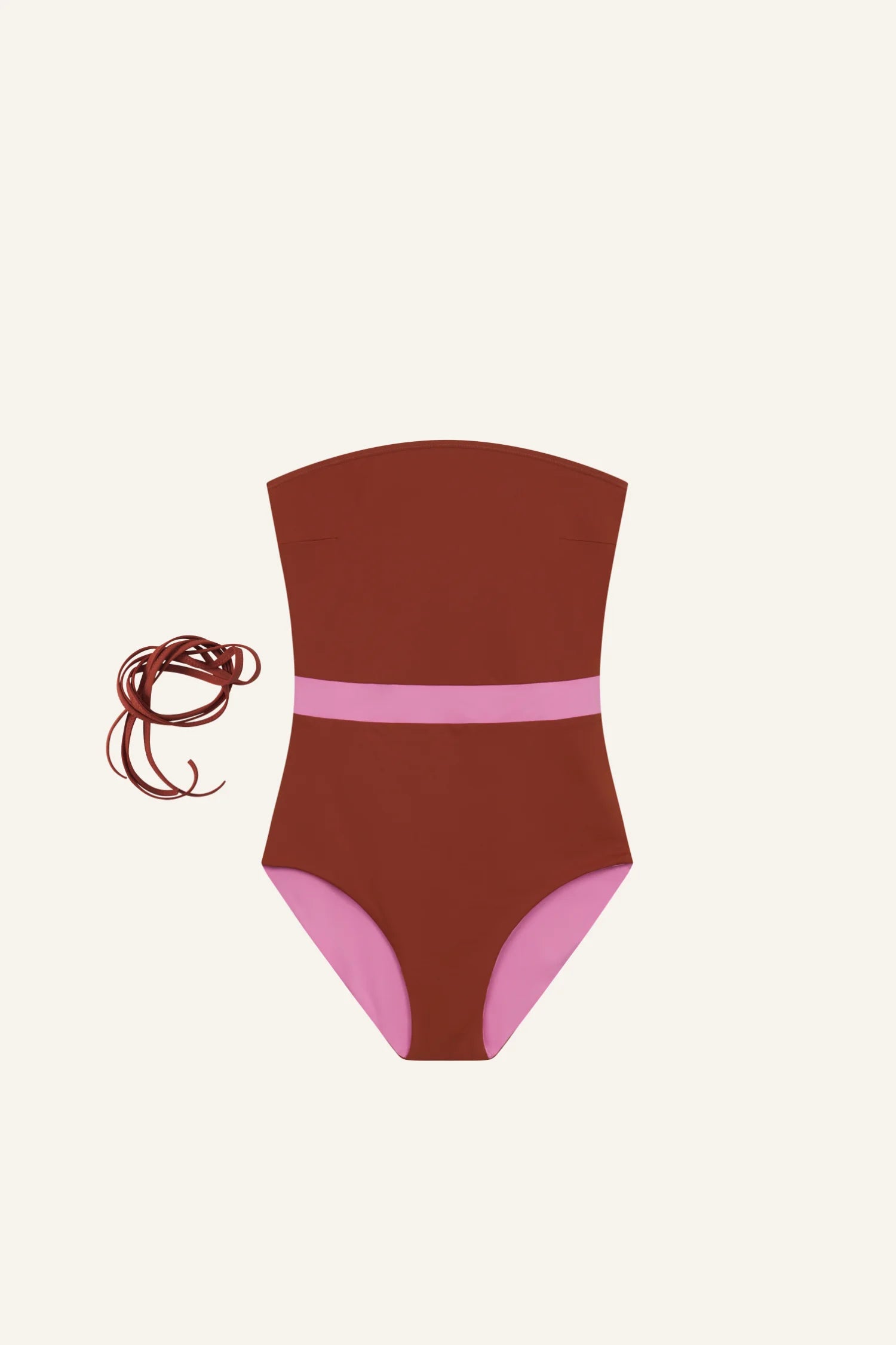 Roter MYMARINI Badeanzug mit Bandeau-Schnitt und hohem Beinausschnitt, daneben passende Bänder.#color_sienna-orchid