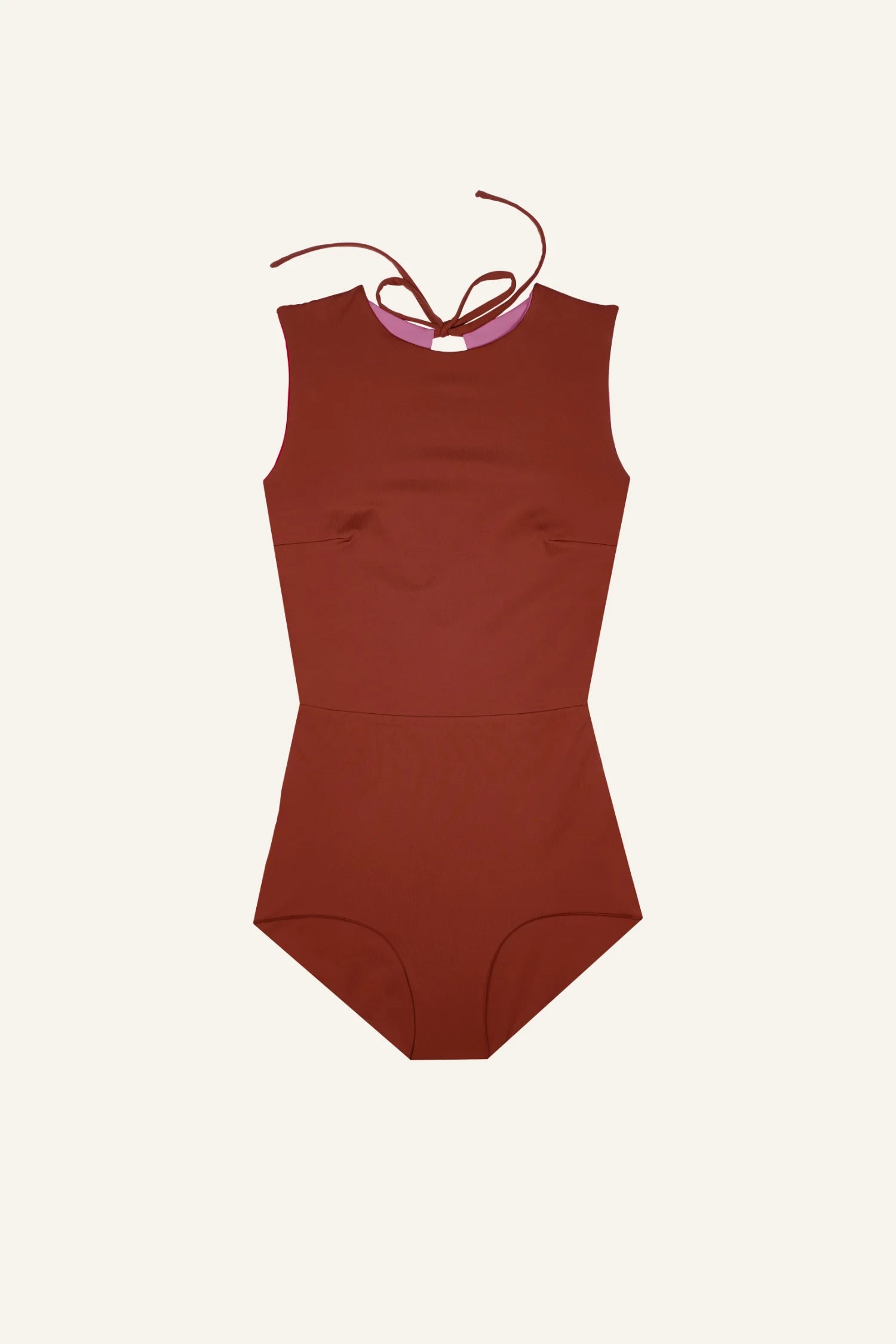 Roter MYMARINI Badeanzug mit hohem Beinausschnitt und Neckholder auf hellem Hintergrund.#color_sienna-orchid