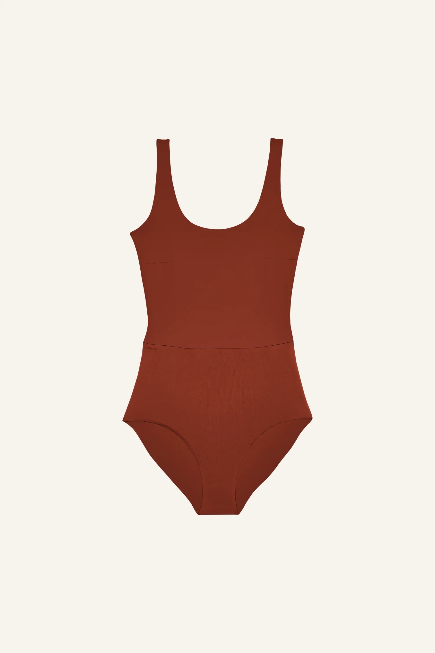 Roter MYMARINI Badeanzug mit breiten Trägern und hohem Beinausschnitt vor hellem Hintergrund.#color_sienna-orchid