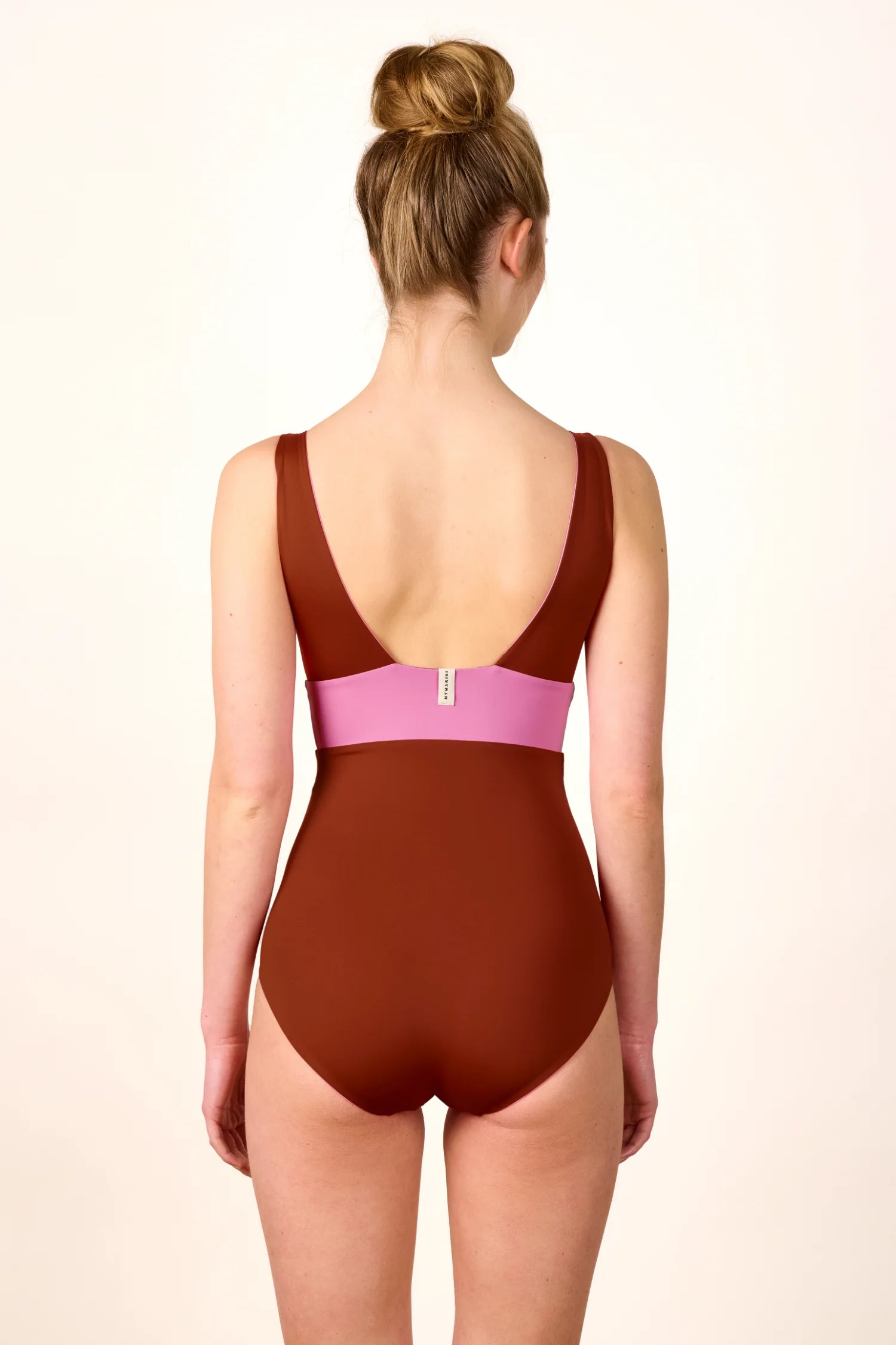 Rückansicht eines MYMARINI Badeanzugs mit tiefem Rückenausschnitt und breiten Trägern in Braun und Rosa.#color_sienna-orchid