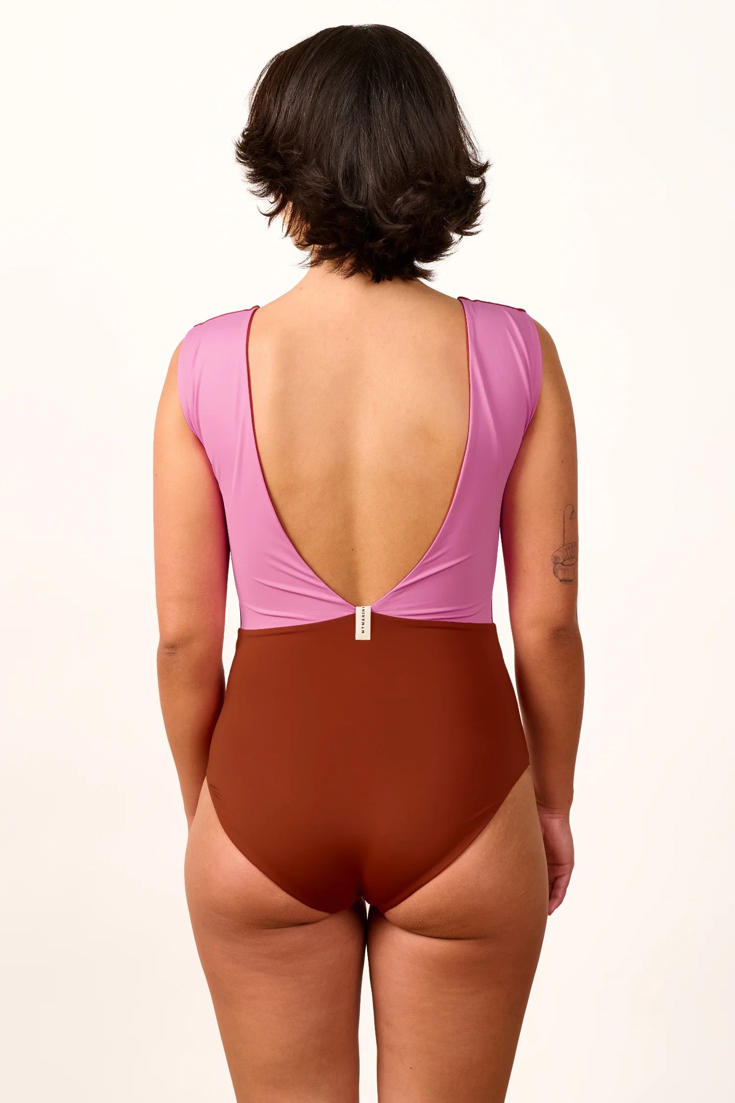 Rückenansicht eines MYMARINI Badeanzugs mit tiefem Rückenausschnitt und breiten Trägern in Rosa und Braun.#color_sienna-orchid