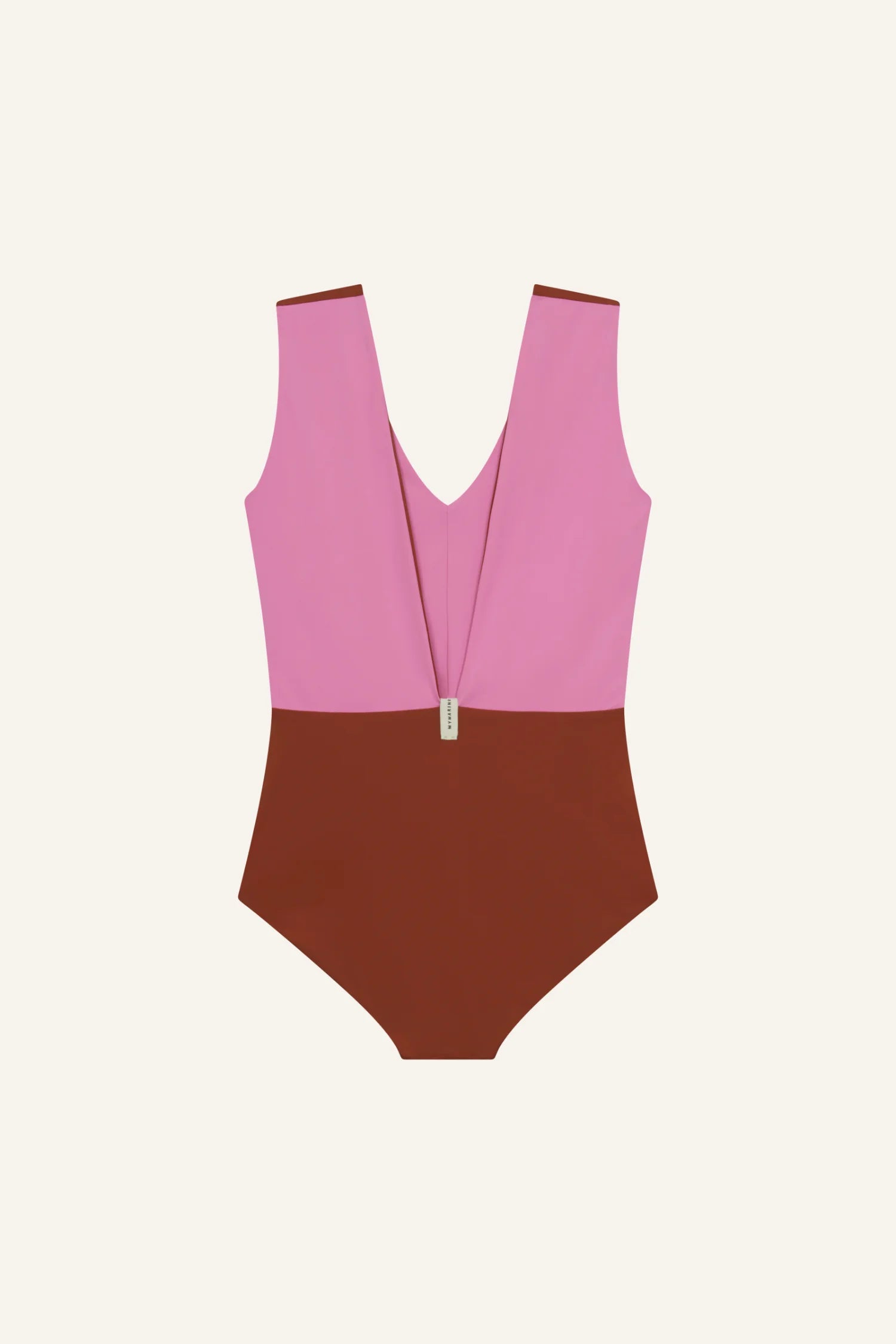 MYMARINI Badeanzug in Rosa und Braun mit V-Ausschnitt und tiefem Rückenausschnitt auf hellem Hintergrund.#color_sienna-orchid