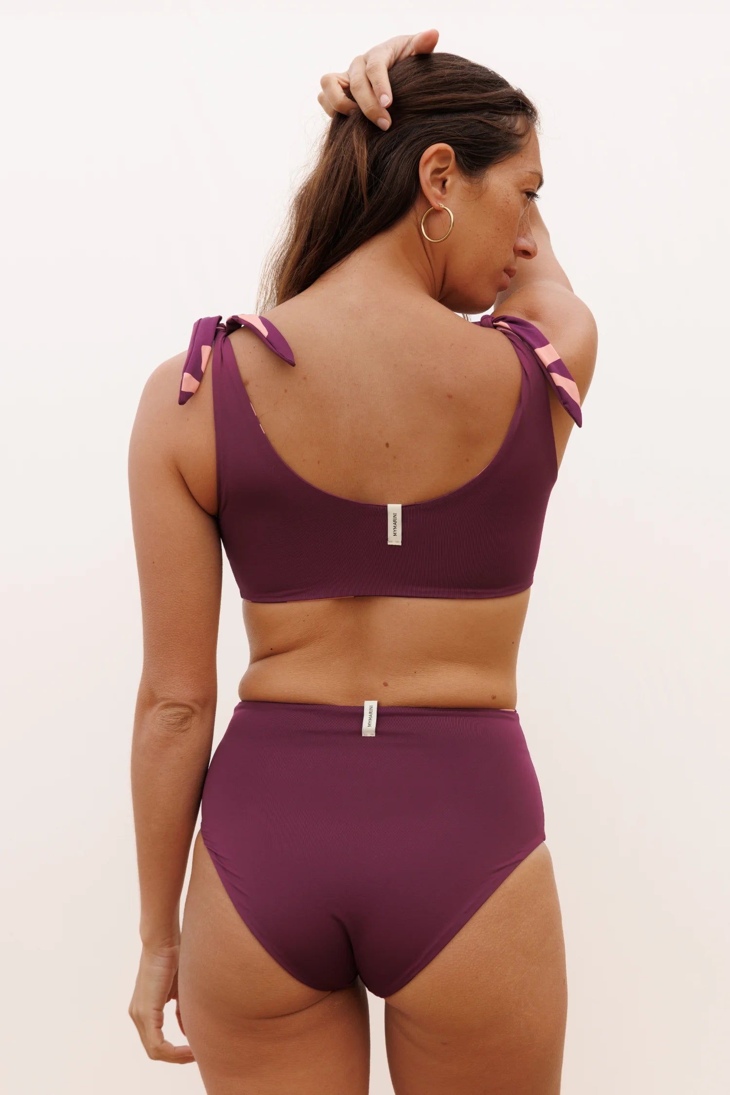 Bikinitop von MYMARINI in Lila mit breiten Trägern und einem runden Rückenausschnitt, kombiniert mit einer hoch geschnittenen Bikinihose.#color_berry-print