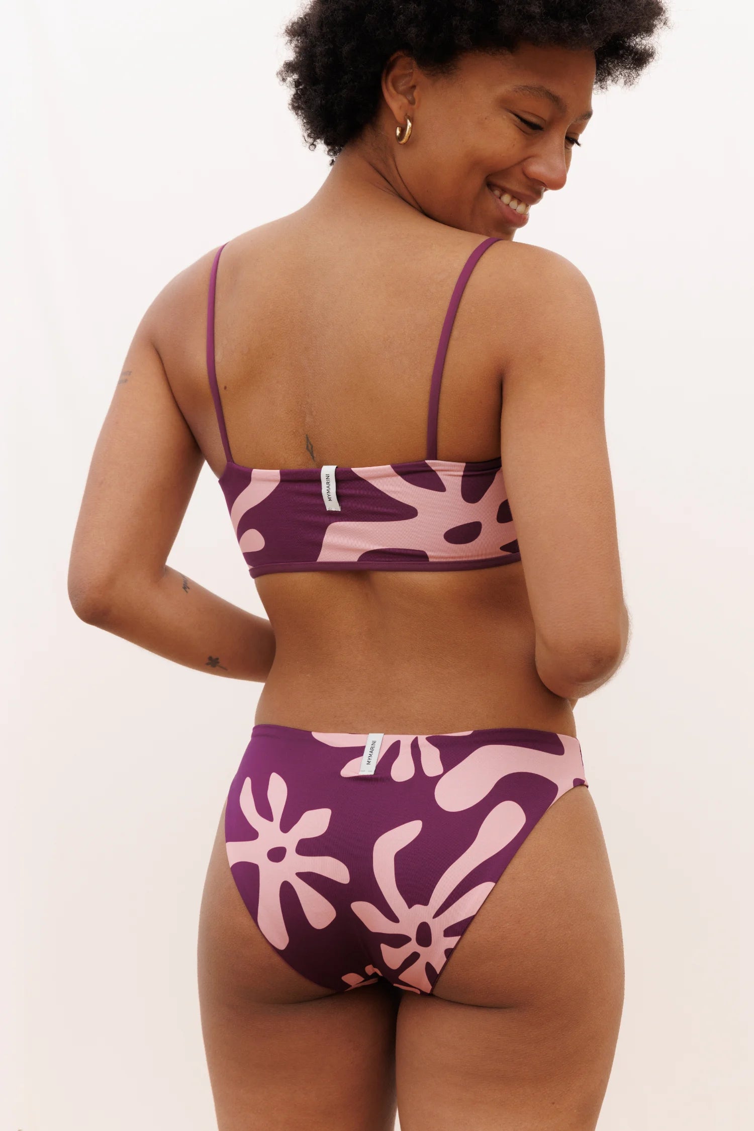 Bikinitop und Bikinihose von MYMARINI in lila mit pinkem Muster, hochgeschlossen und mit schmalen Trägern.#color_berry-print