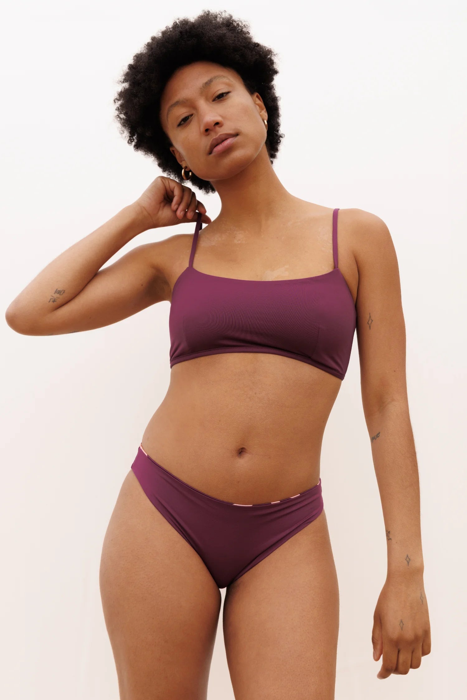 Bikinioberteil und -hose in dunkellila von MYMARINI, mit schmalen Trägern und hohem Beinausschnitt.#color_berry-print