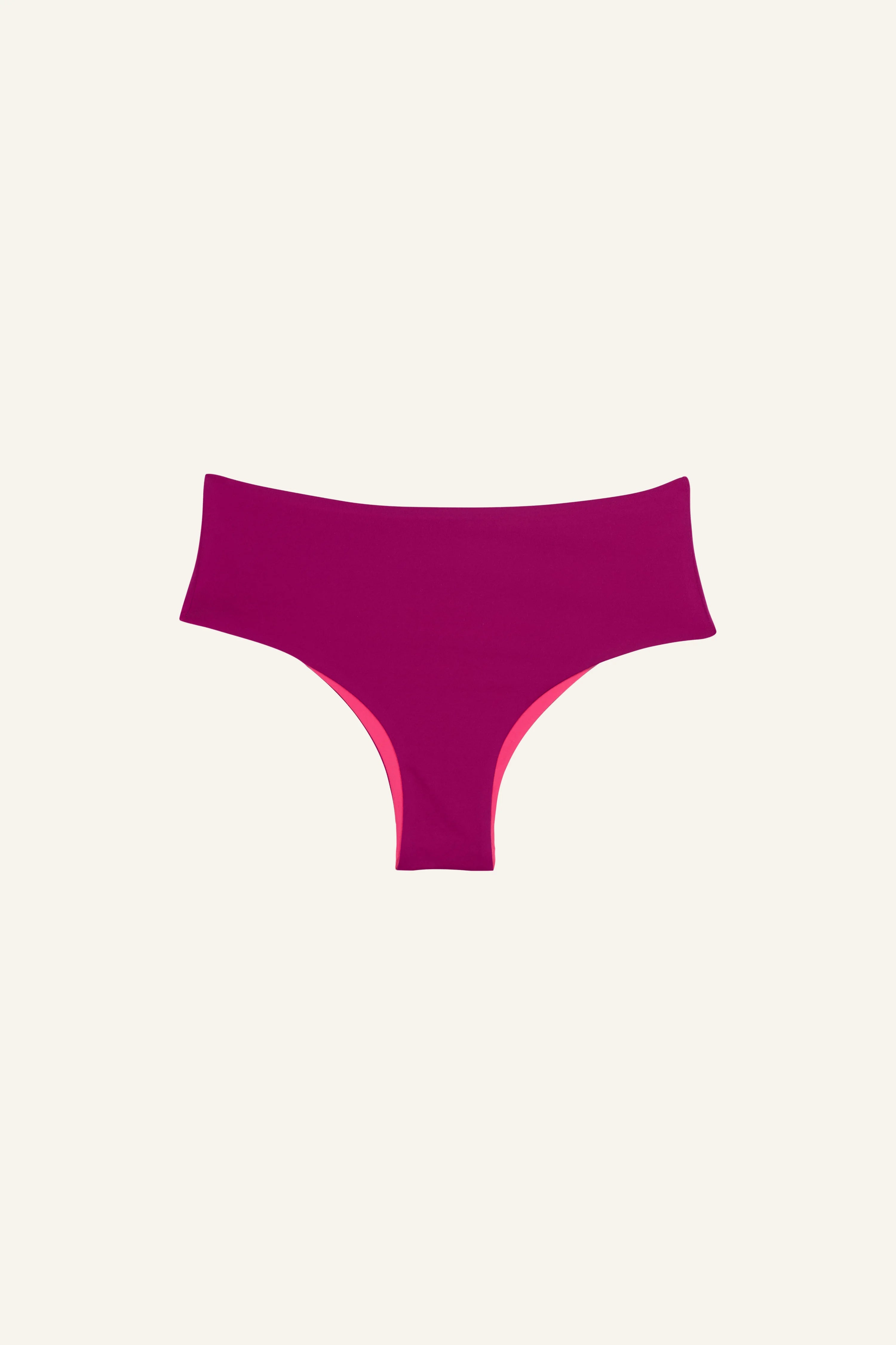 MYMARINI Bikinihose in kräftigem Pink mit hohem Beinausschnitt auf hellem Hintergrund.#color_pink-hortensia