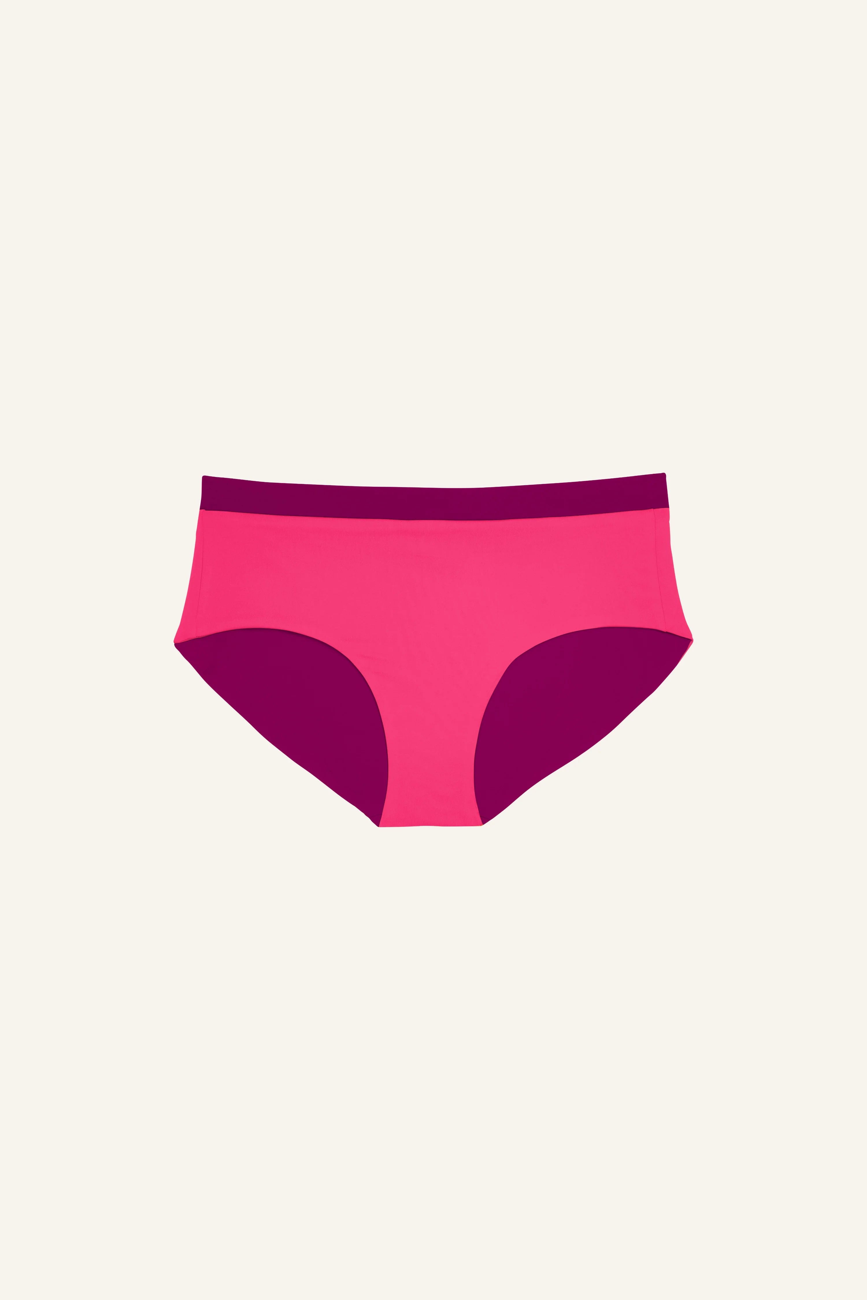 MYMARINI Bikinihose in Pink mit lila Details, Mid rise Schnitt, auf hellem Hintergrund.#color_pink-hortensia