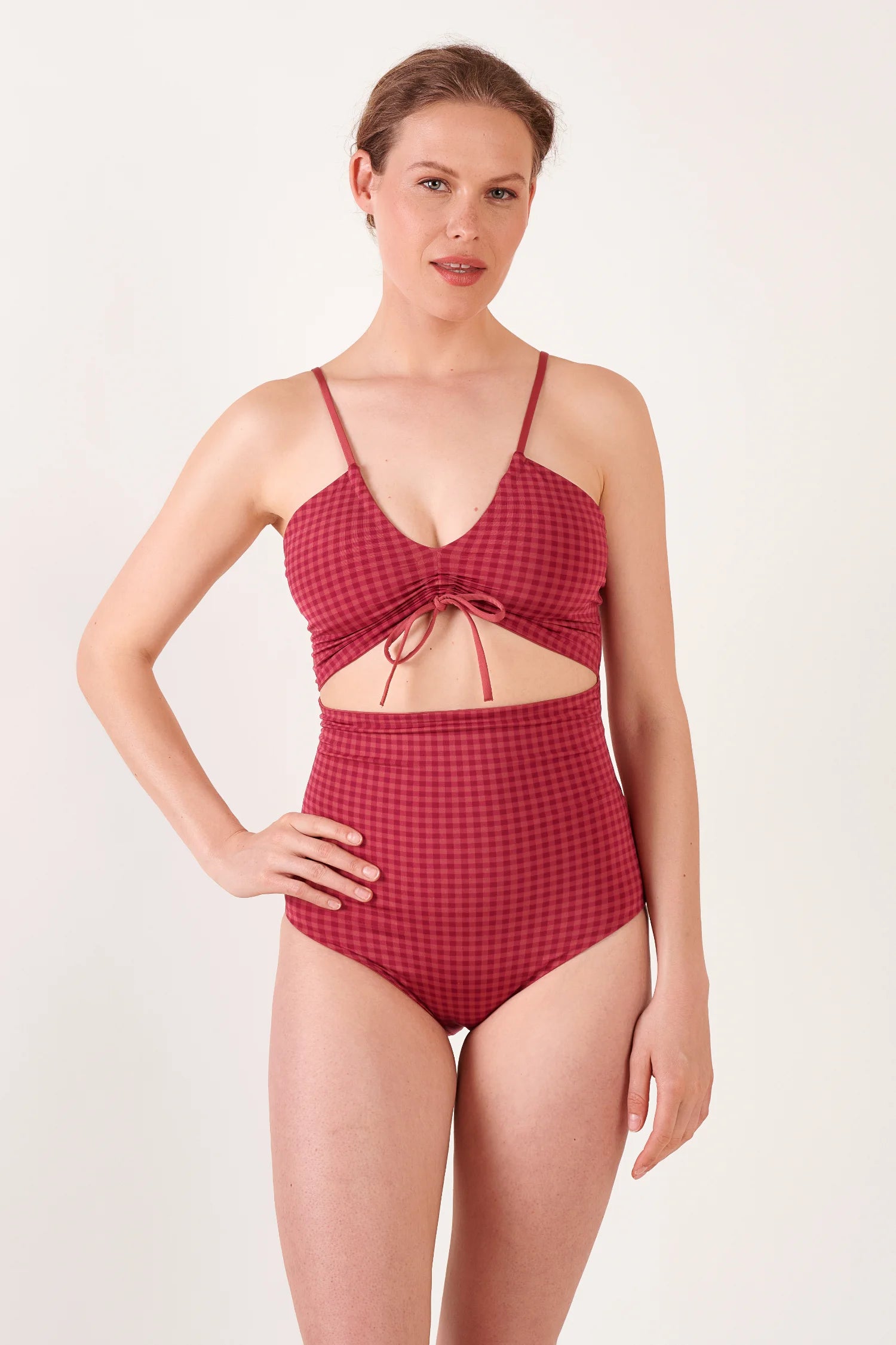 MYMARINI Bikini: rotes Karo-Oberteil mit V-Ausschnitt, Frontbinde und Spaghettiträger; passende High-Waist Hose.#color_rouge-vichy
