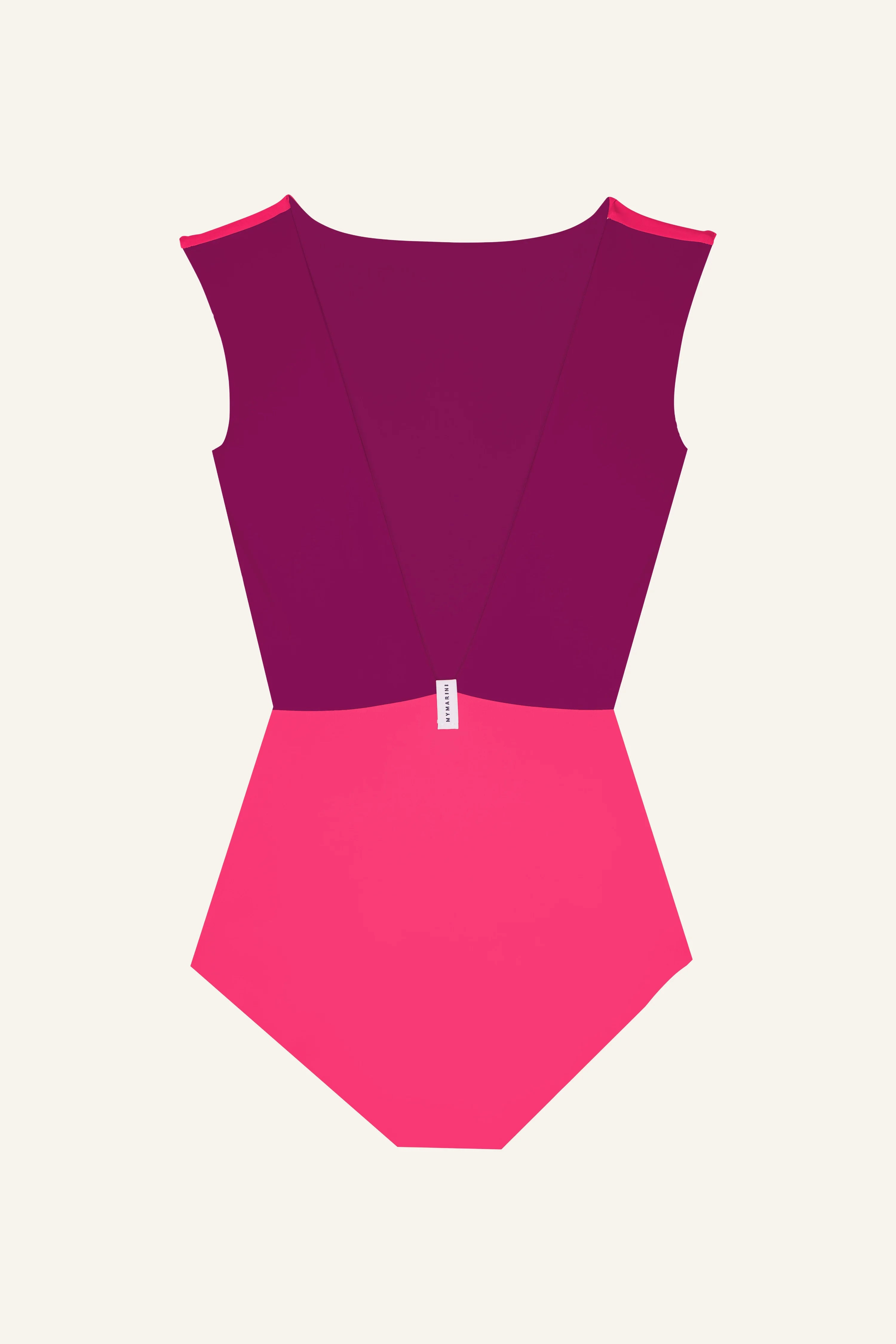 MYMARINI Badeanzug in Pink und Lila mit V-Ausschnitt und breiten Trägern auf hellem Hintergrund.#color_pink-hortensia