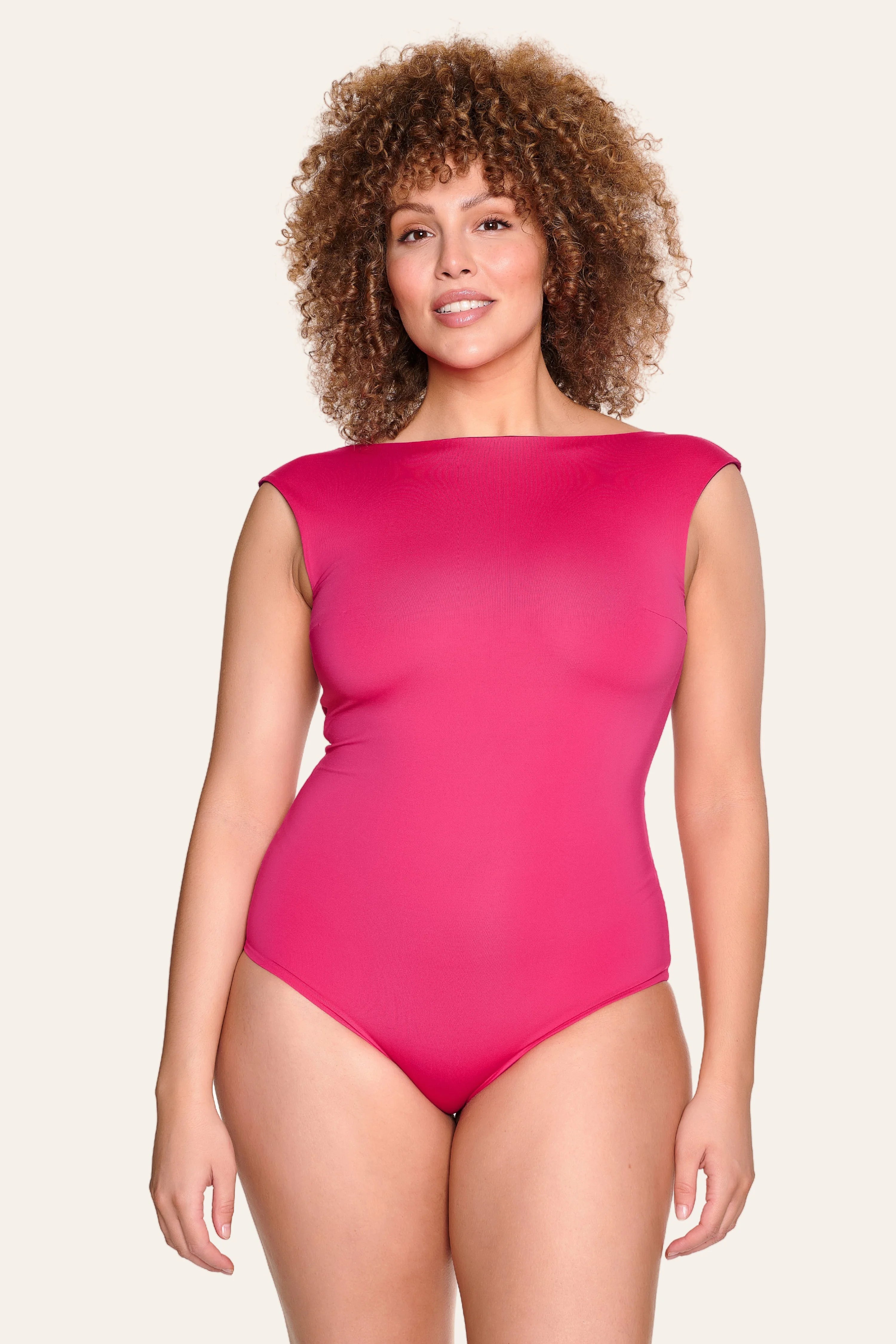 Person trägt einen pinken MYMARINI Badeanzug mit hoch geschlossenem Schnitt und breiten Trägern.#color_pink-hortensia