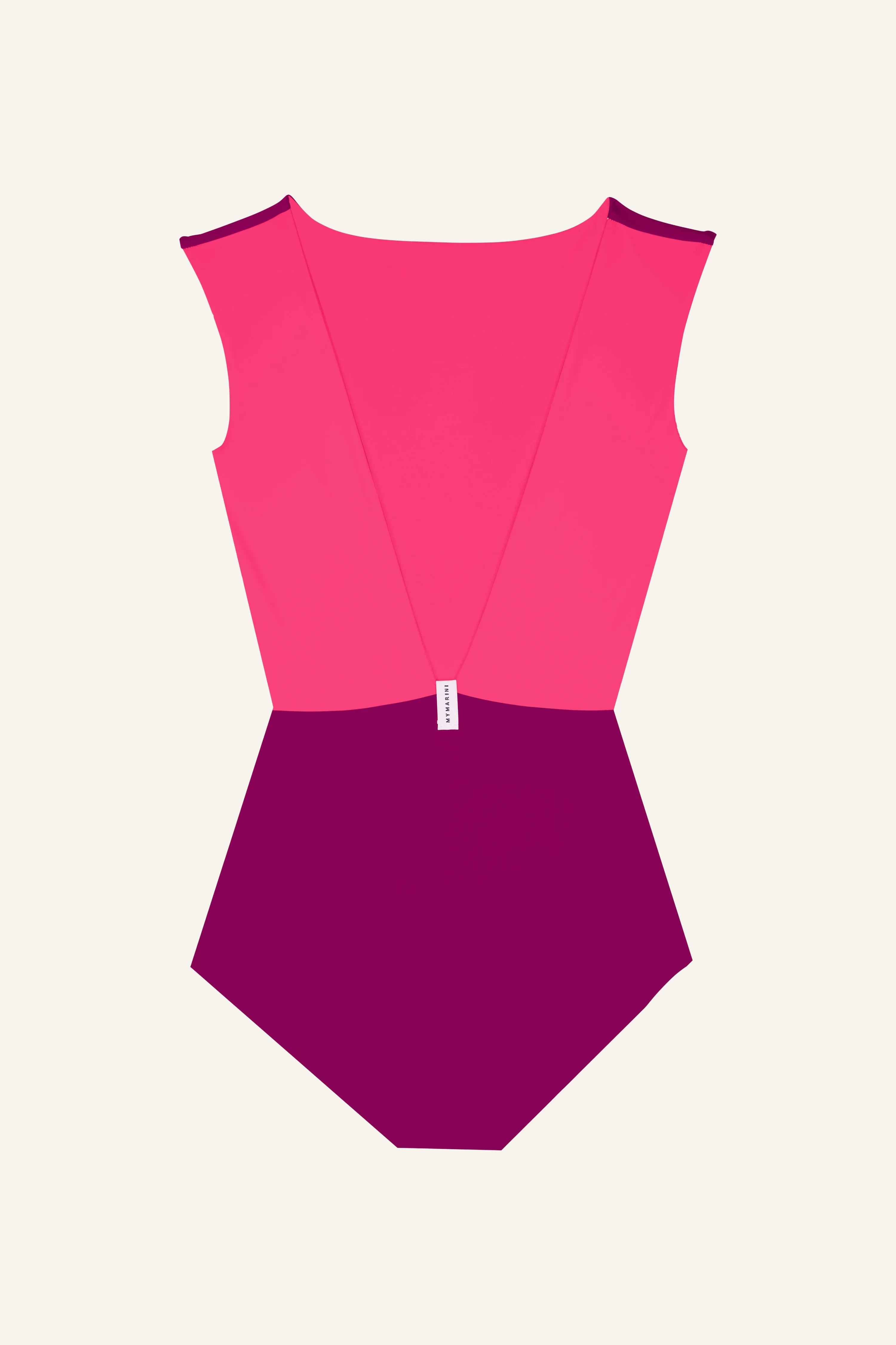 MYMARINI Badeanzug in Pink und Lila mit V-Ausschnitt und breiten Trägern auf hellem Hintergrund.#color_pink-hortensia