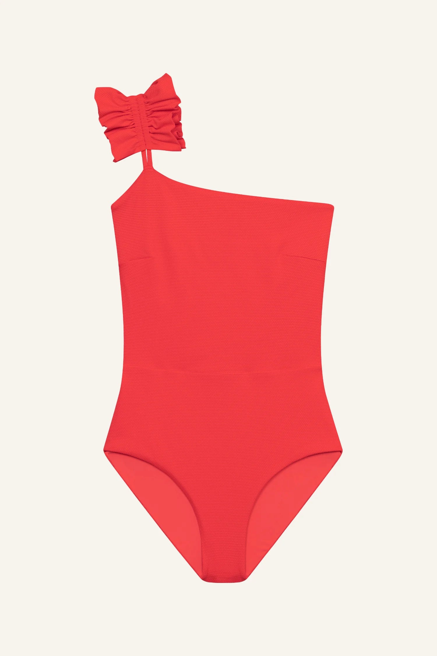 Ein roter Einteiler von MYMARINI mit einem schmalen Träger und Raffung an der Schulter. Hochgeschlossen und figurbetont.#color_rouge