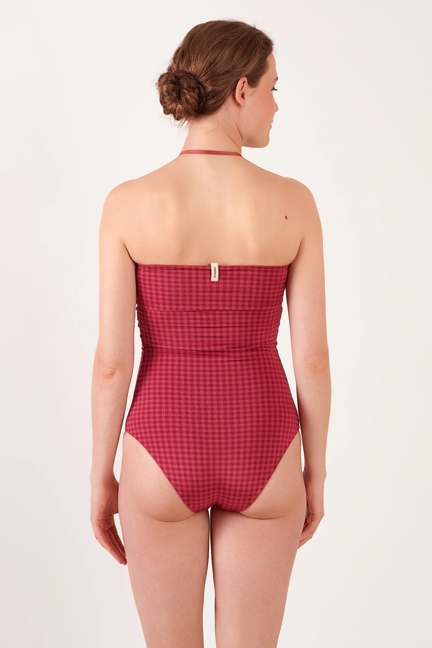 MYMARINI Badeanzug One-Piece in roter Karomuster, Bandeau-Schnitt, Rückenansicht, Etikett sichtbar.#color_rouge-vichy