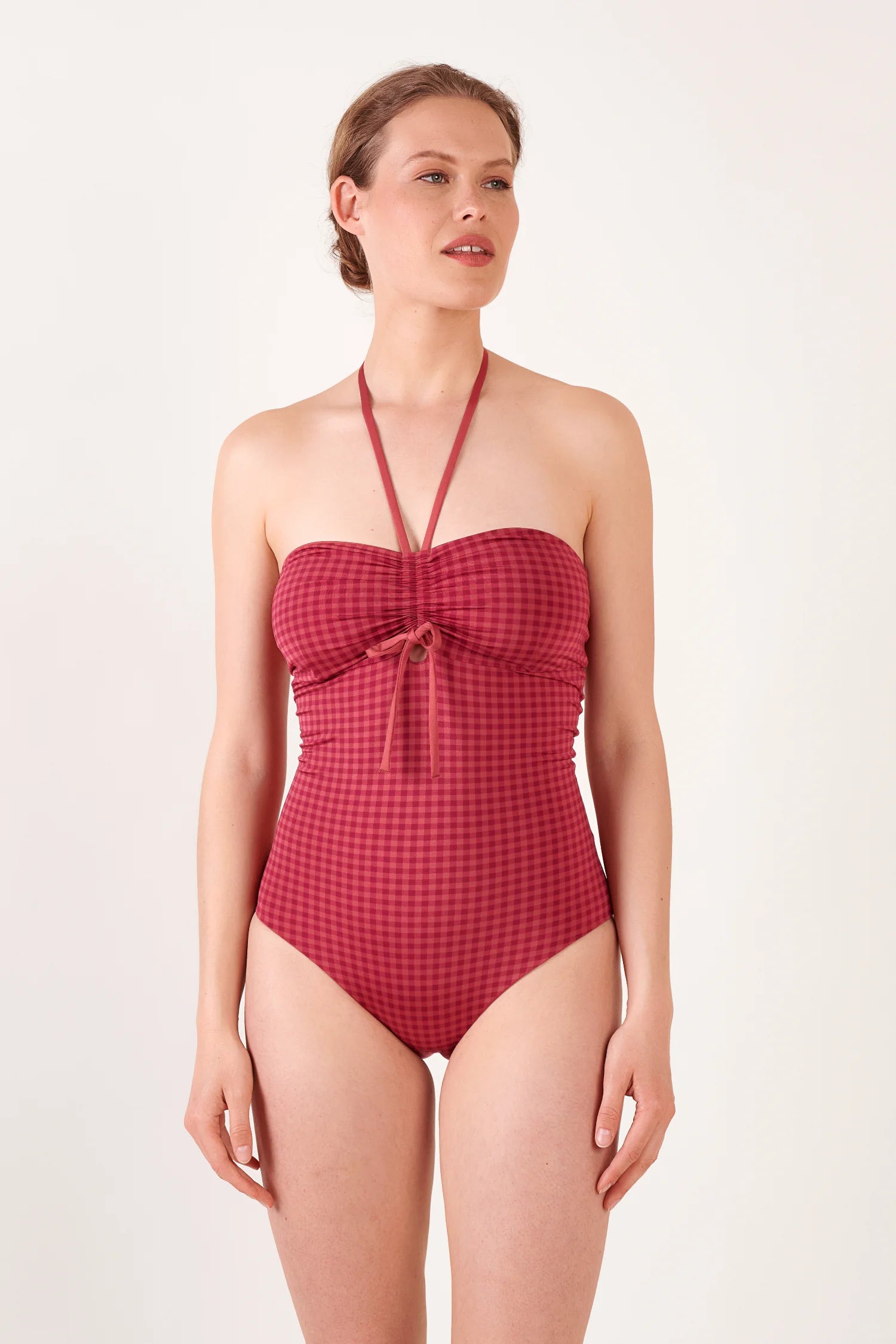 MYMARINI One-PPiece-Badeanzug in rotem Karo, Halter-Träger, vorne geraffter Brustbereich mit Mittelknoten.#color_rouge-vichy