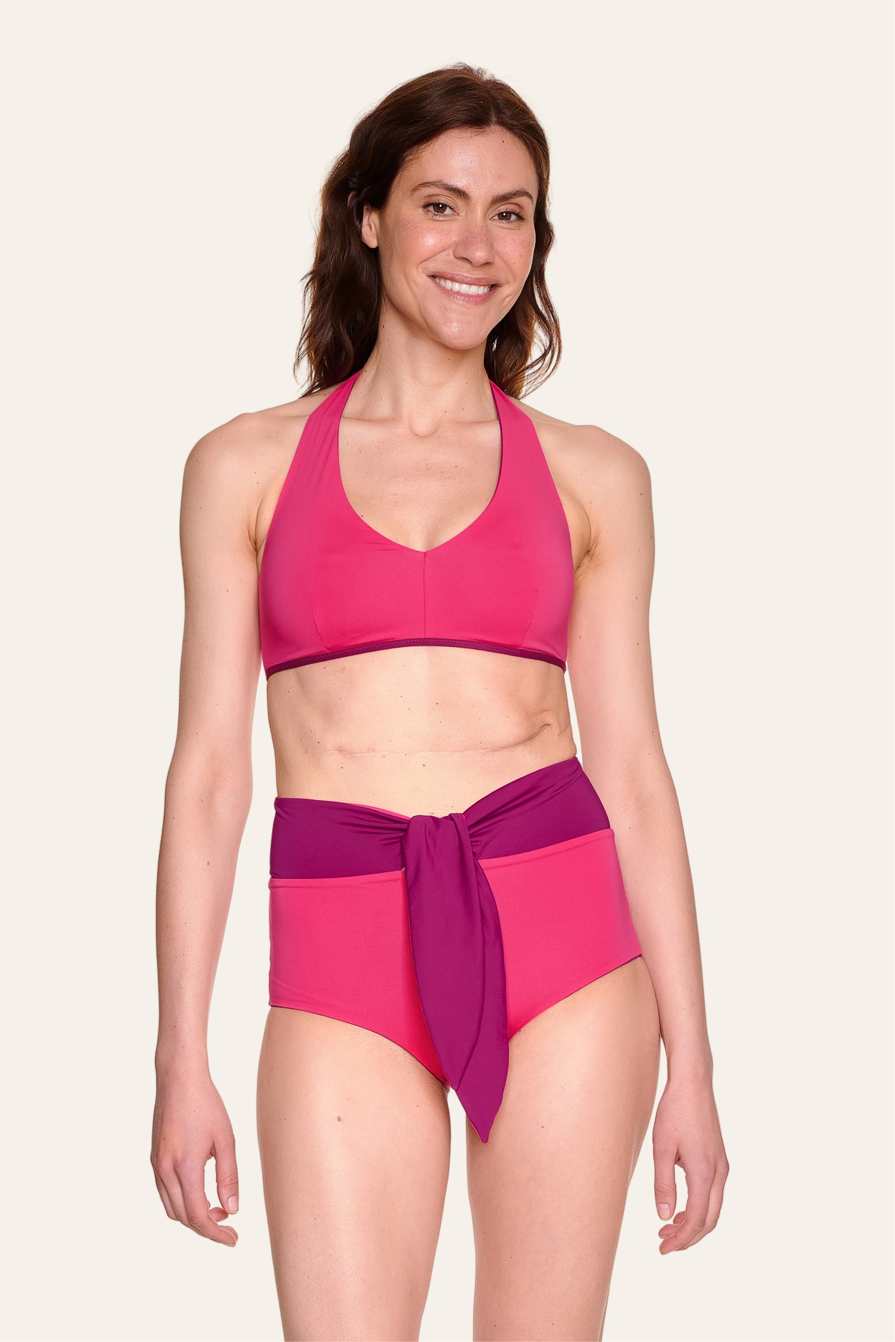 Frau trägt MYMARINI Bikinitop mit breiten Trägern und Bikinihose in High Waist.#color_pink-hortensia