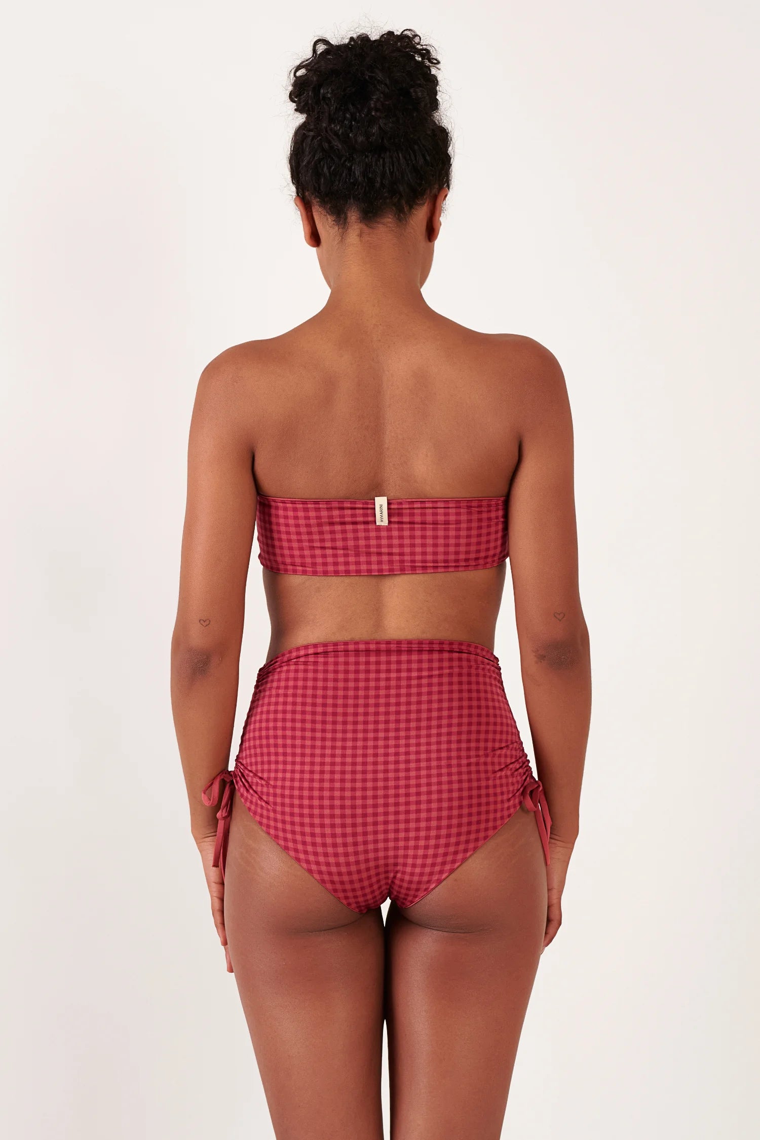 MYMARINI Bikini, Rückansicht: Bandeau-Oberteil, rote Karos, High-Waist-Bikinihose mit seitlichen Schnürungen.#color_rouge-vichy