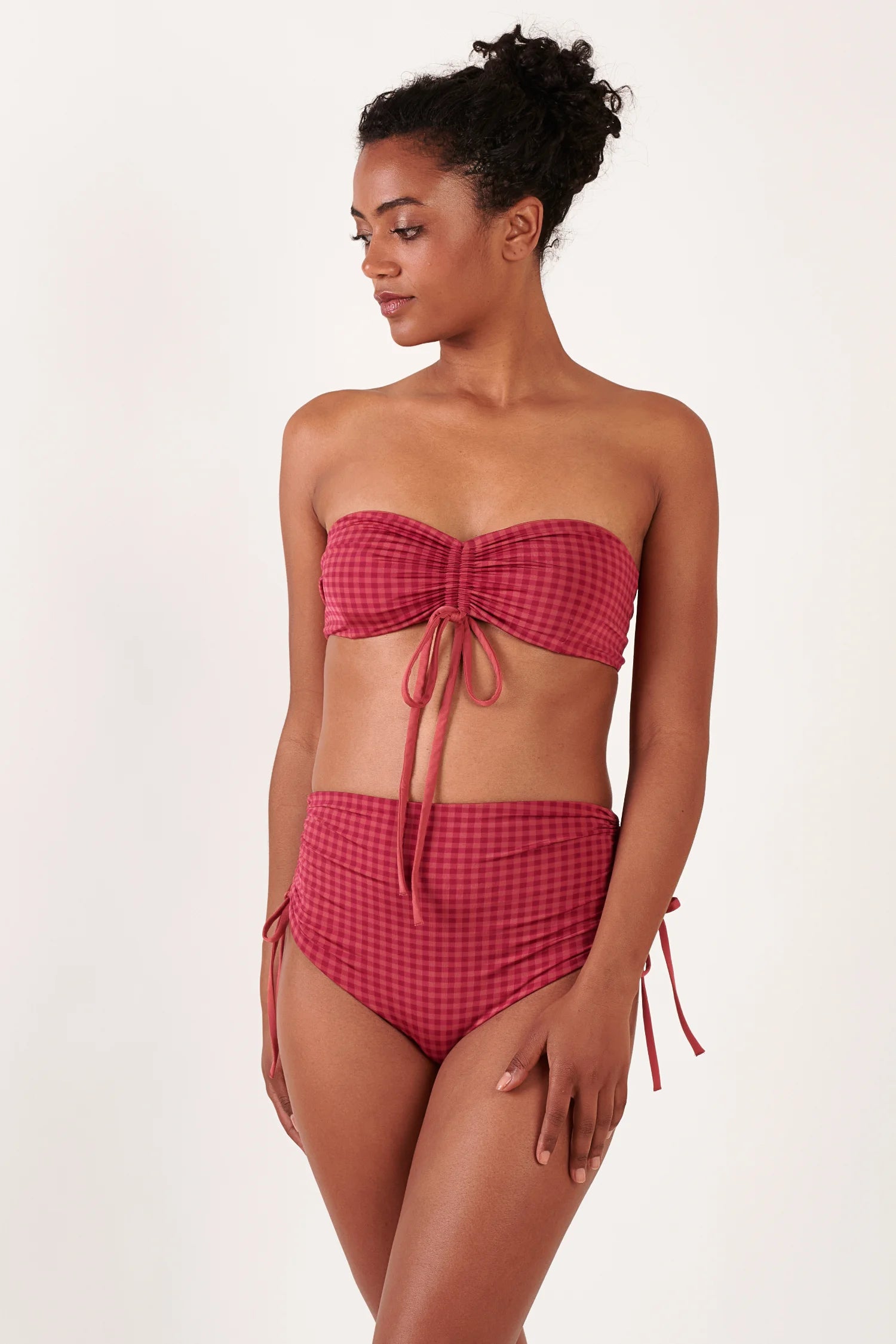 MYMARINI Bikini mit rotem Karomuster: Bandeau-Oberteil mit Knoten, High-Waist-Hose mit seitlichen Bindebändern.#color_rouge-vichy